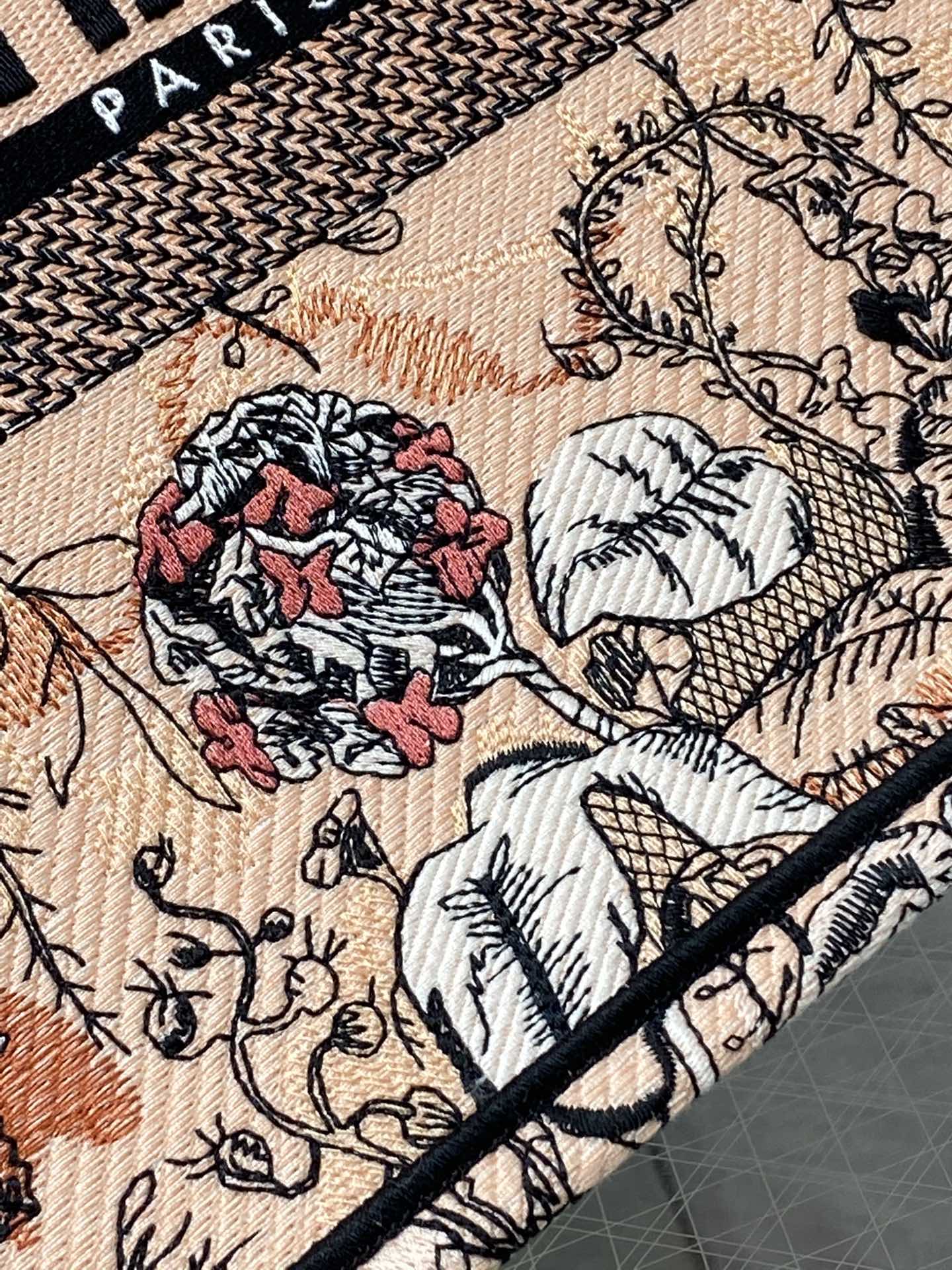 Dior embroidered tote bag medium