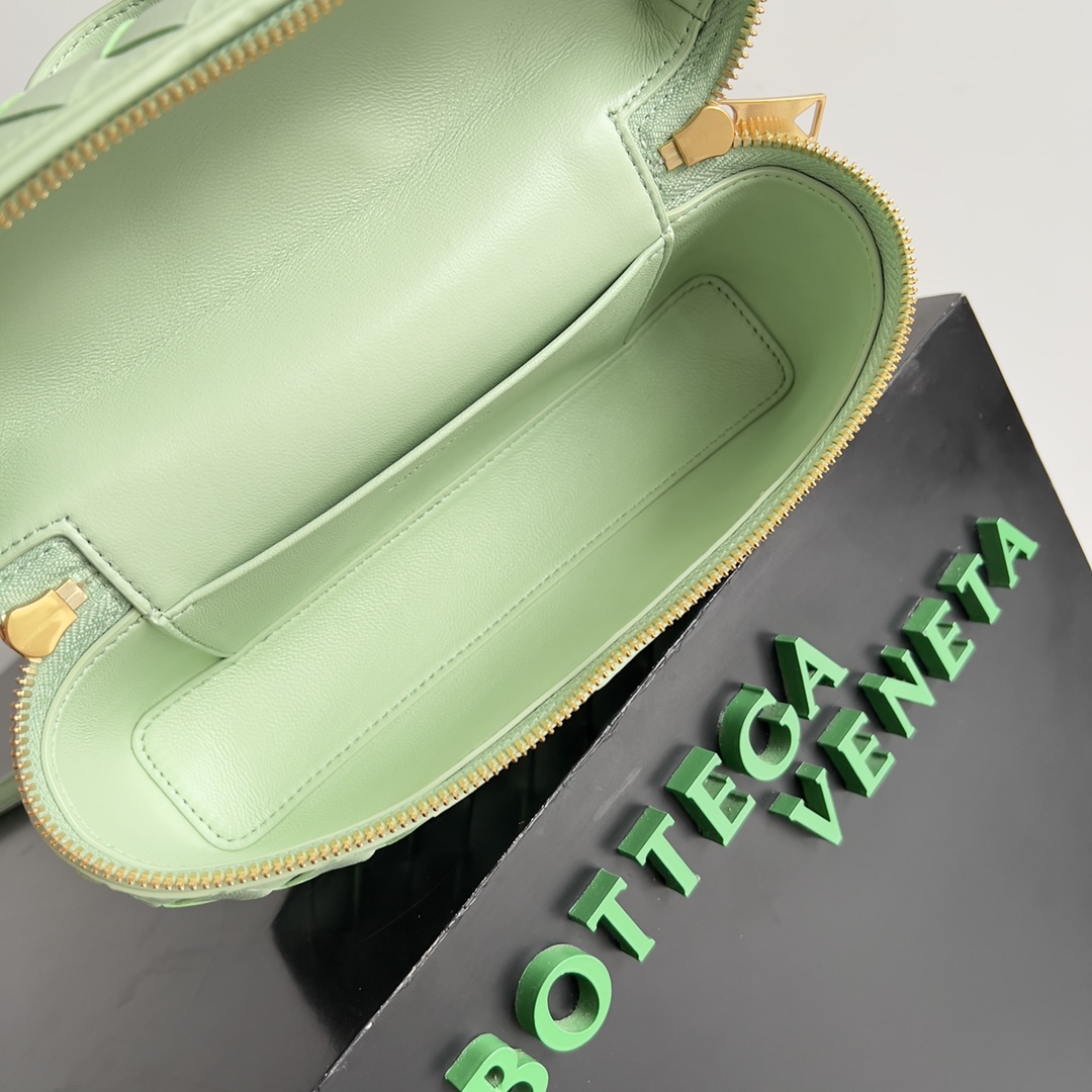 Bottega Veneta 2024 Woven Zippered Baguette Bag 789109