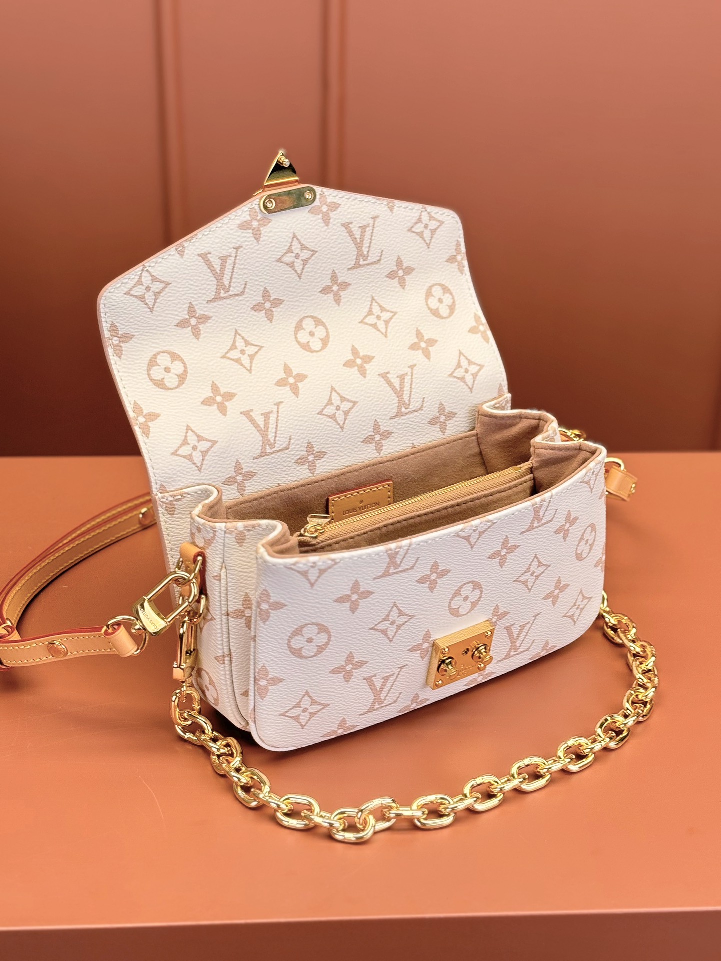 Louis Vuitton POCHETTE MÉTIS EAST WEST Bag M46914
