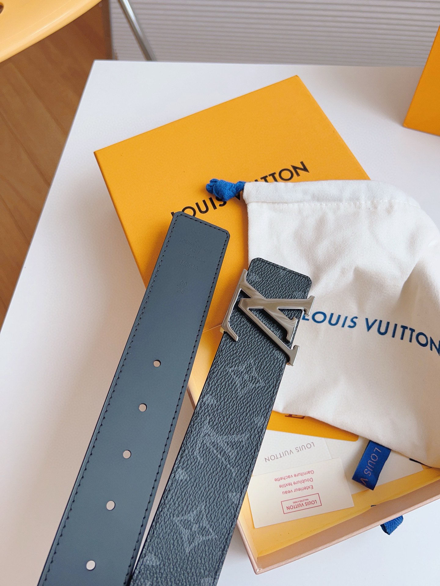 Louis Vuitton Men's Old Fashioned Cowhide Belt 4CM Width