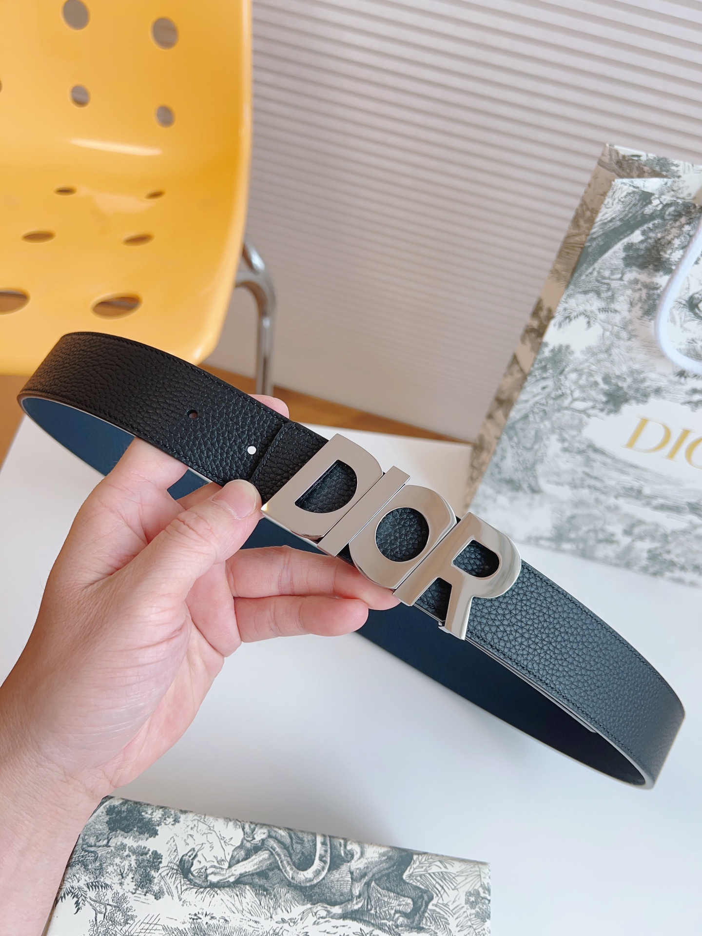 Dior double-sided leather belt with letter buckle, 3.5CM wide