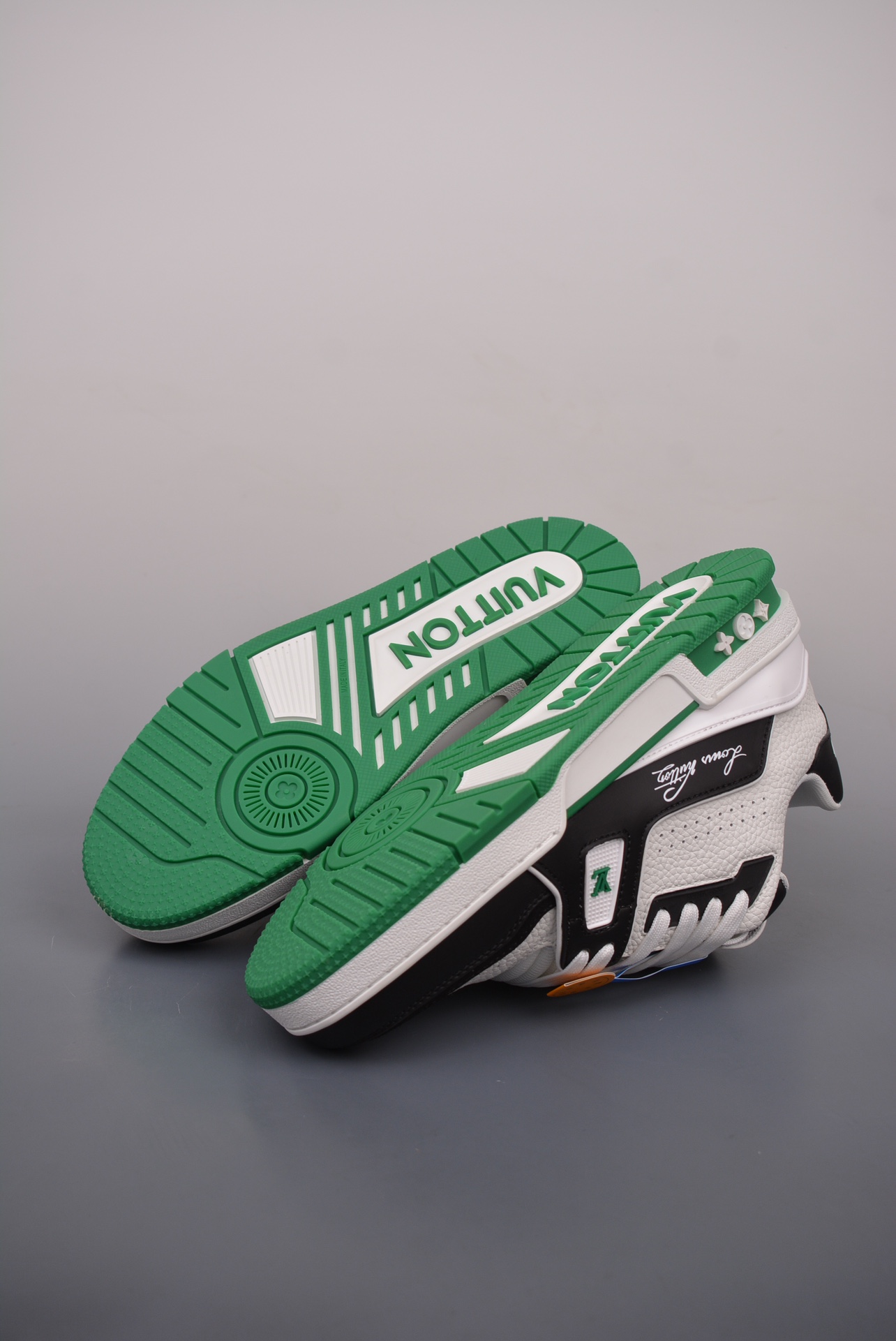 Louis Vuitton Trainer Sneaker Low Black, White and Green Signature Edition 1AD50D
