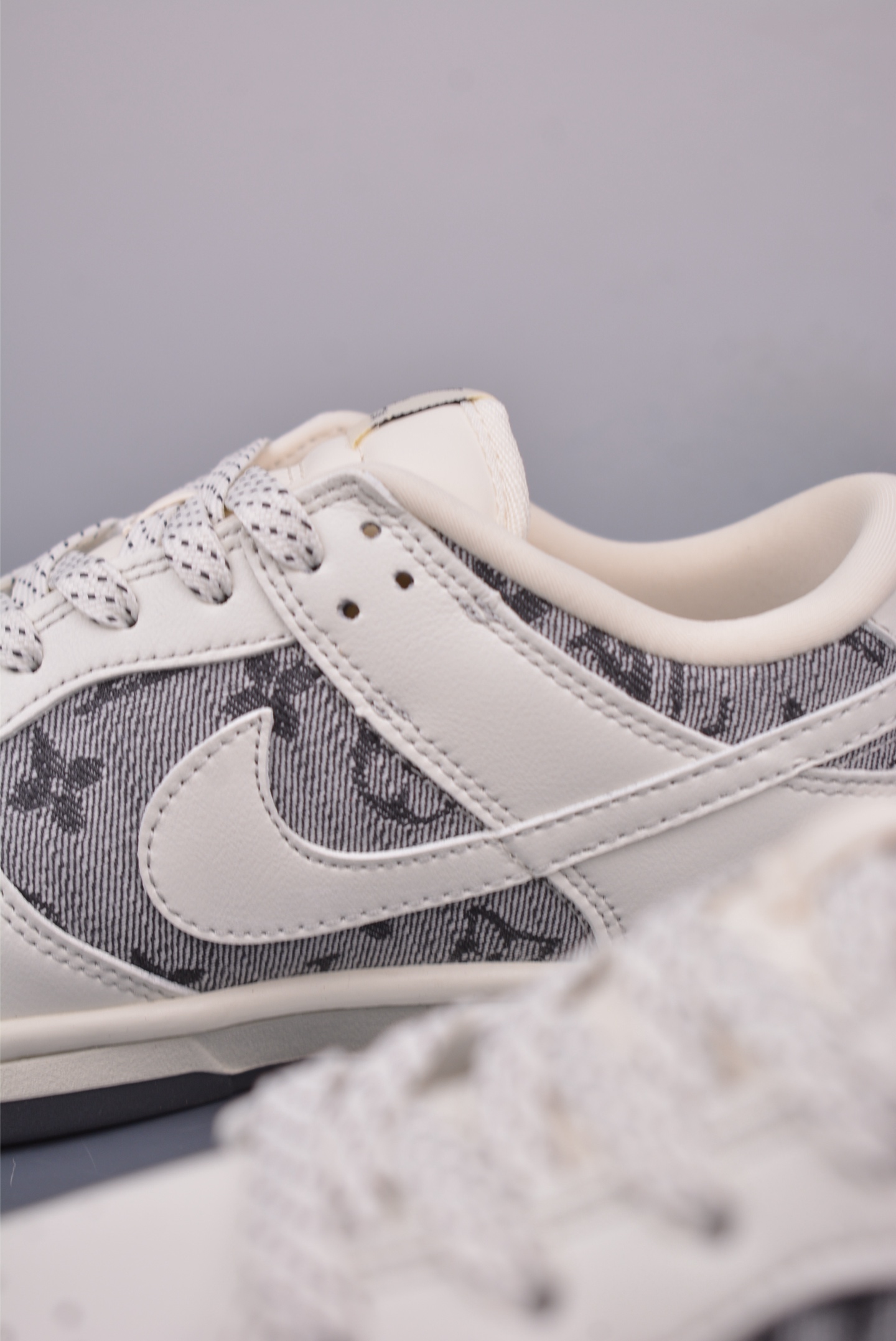 Louis Vuitton x Nike SB Dunk Low sneakers White and Gray LV Print CH8311-112