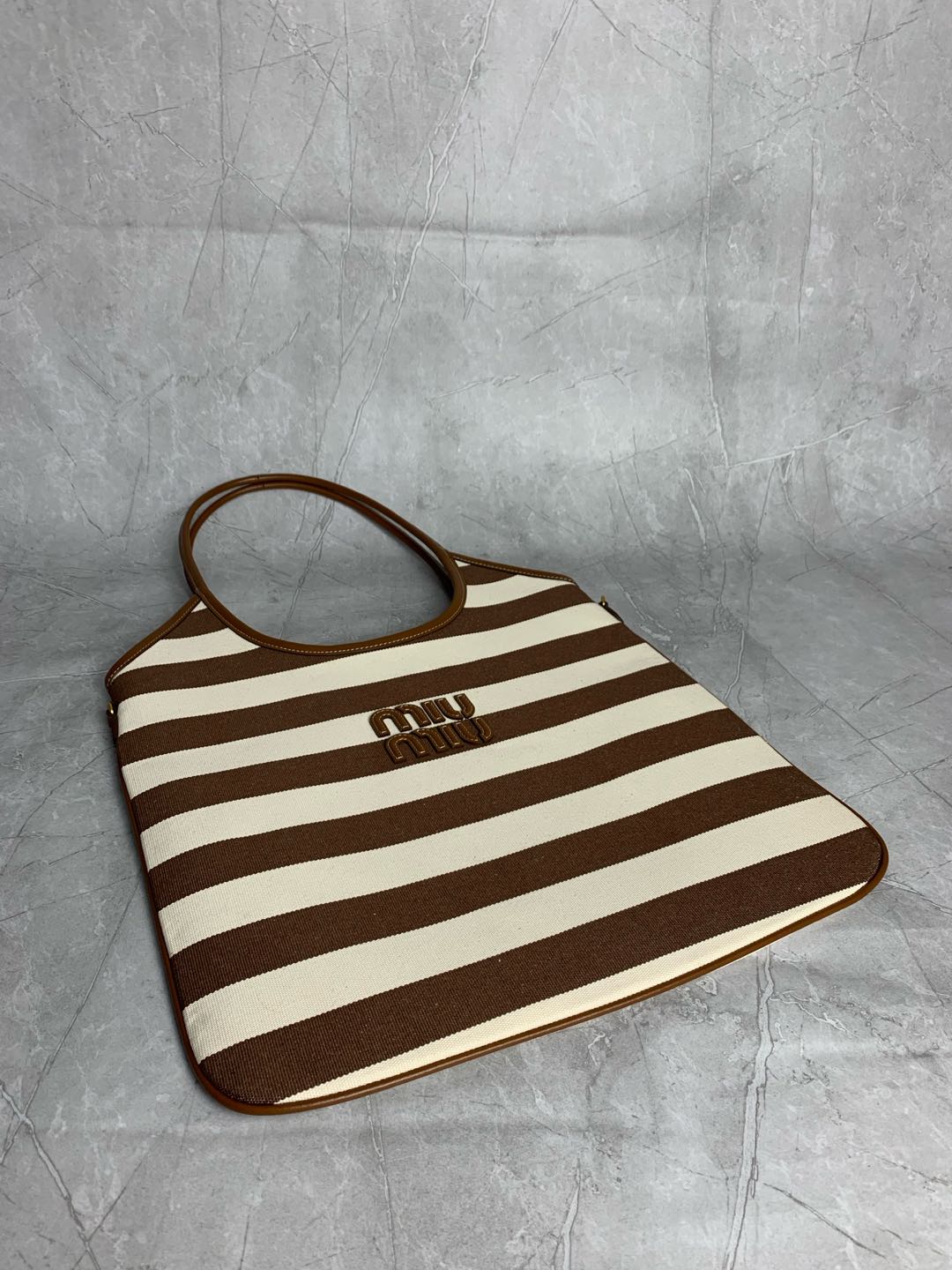 Miu Miu Vertical Tote Bag 5BG231