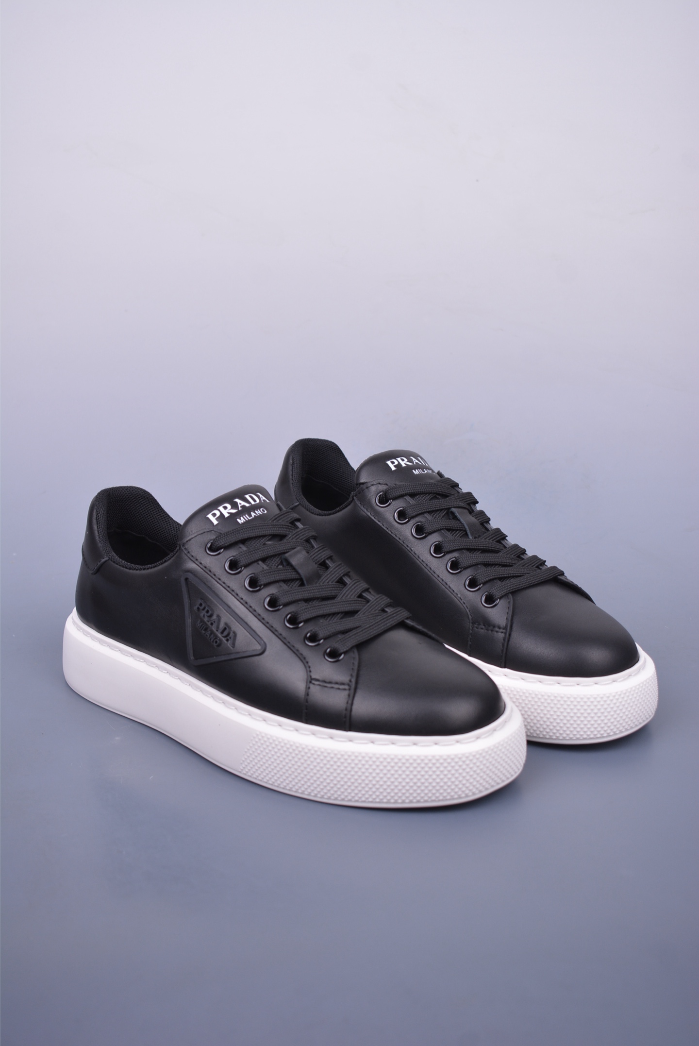 Prada low-top casual sneakers black and white AJ17392118