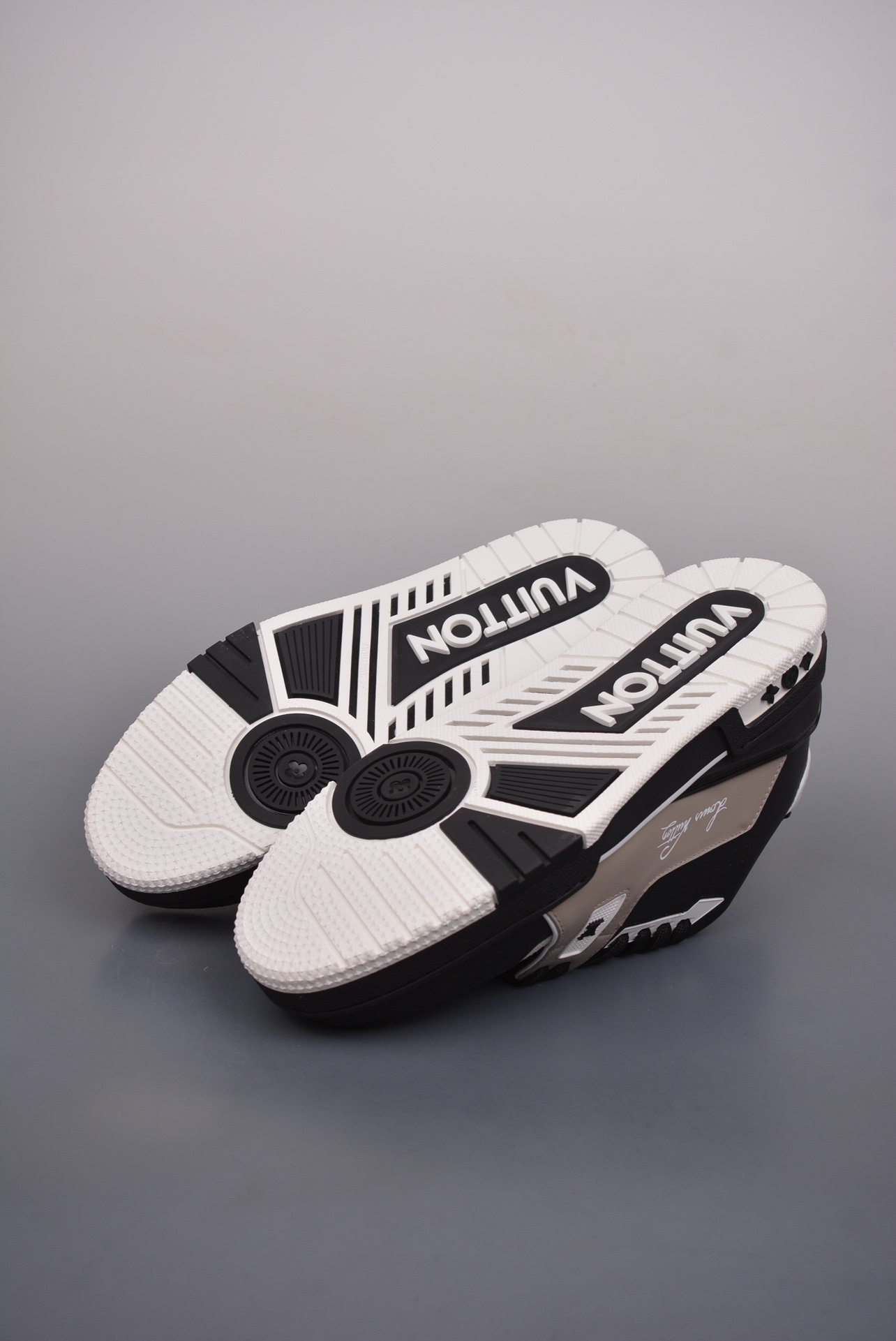 Louis Vuitton Trainer Sneaker Low Black, Grey and White 1AA6WA