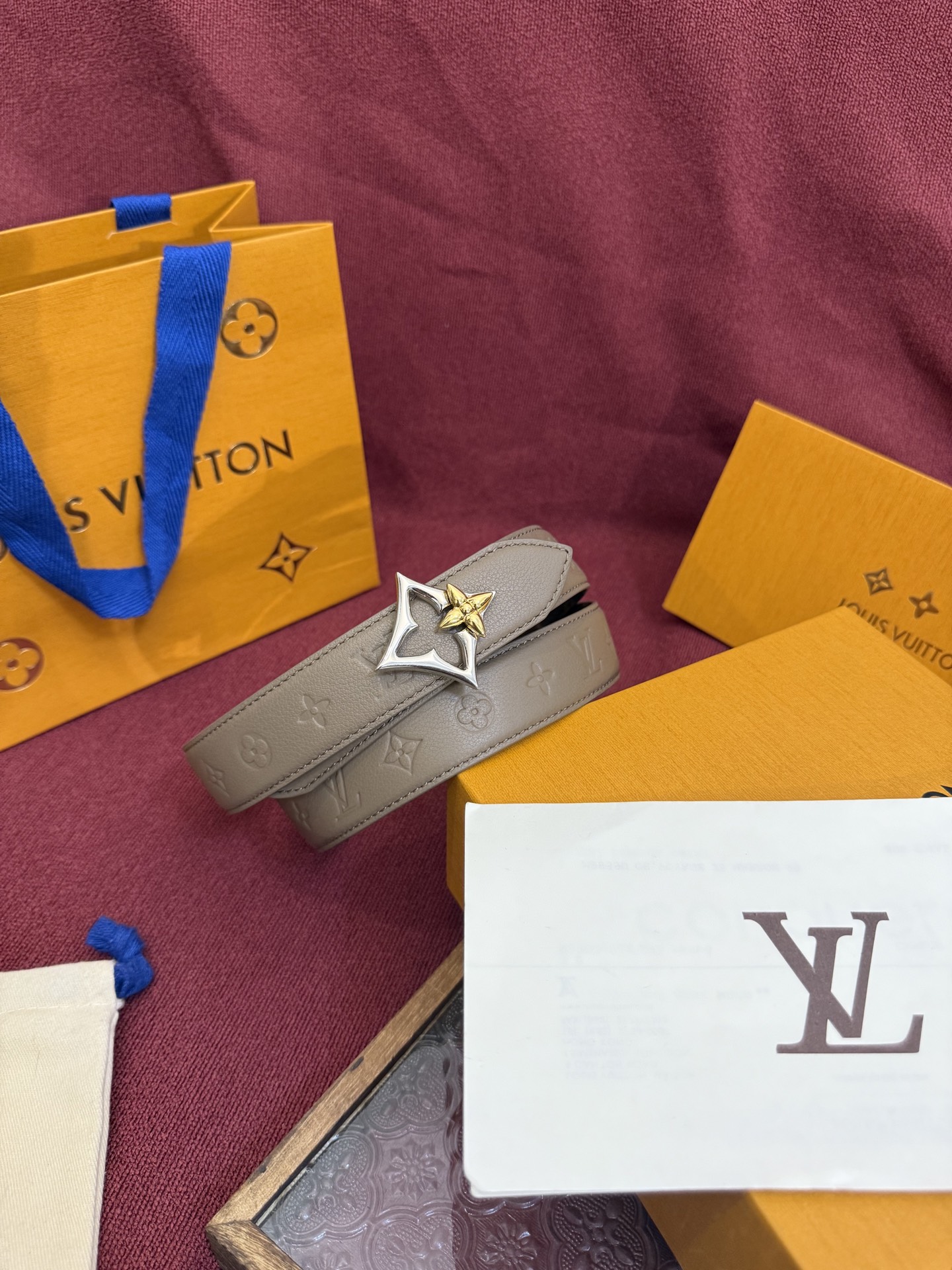 Louis Vuitton embossed double-faced cowhide belt, 3cm wide