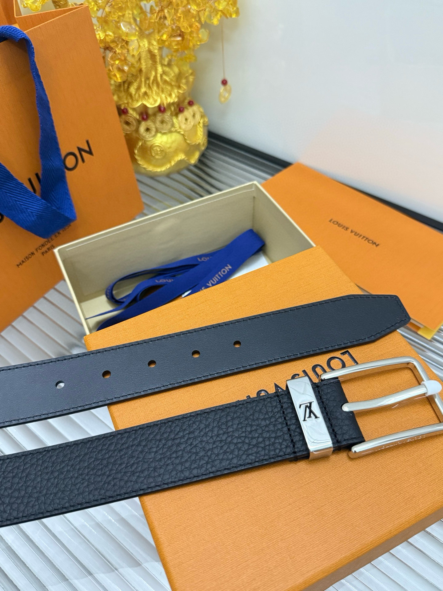 Louis Vuitton men's belt with pin buckle and lychee pattern, 3.5cm wide