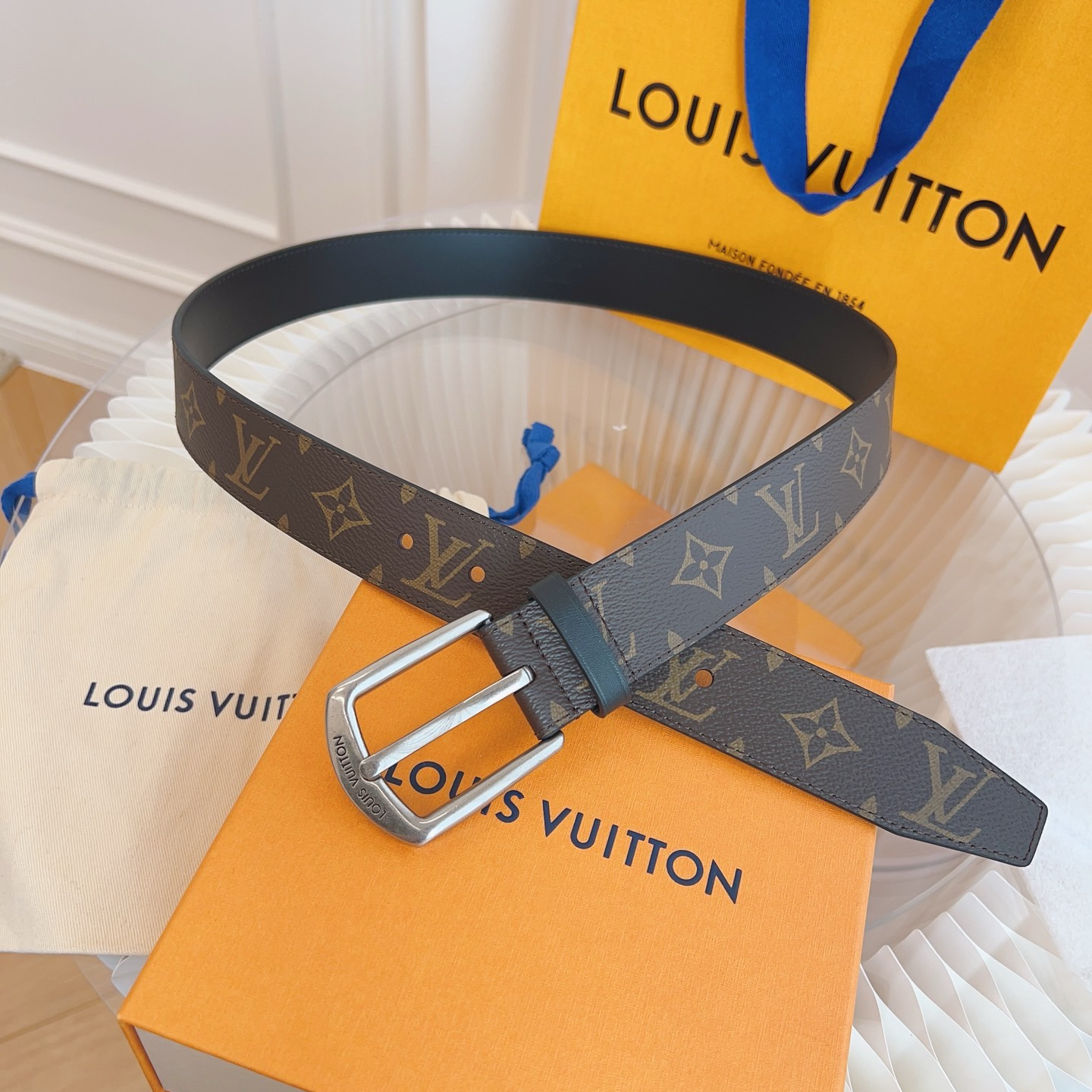 Louis Vuitton double-sided leather buckle belt with monogram pattern, 3.5cm wide