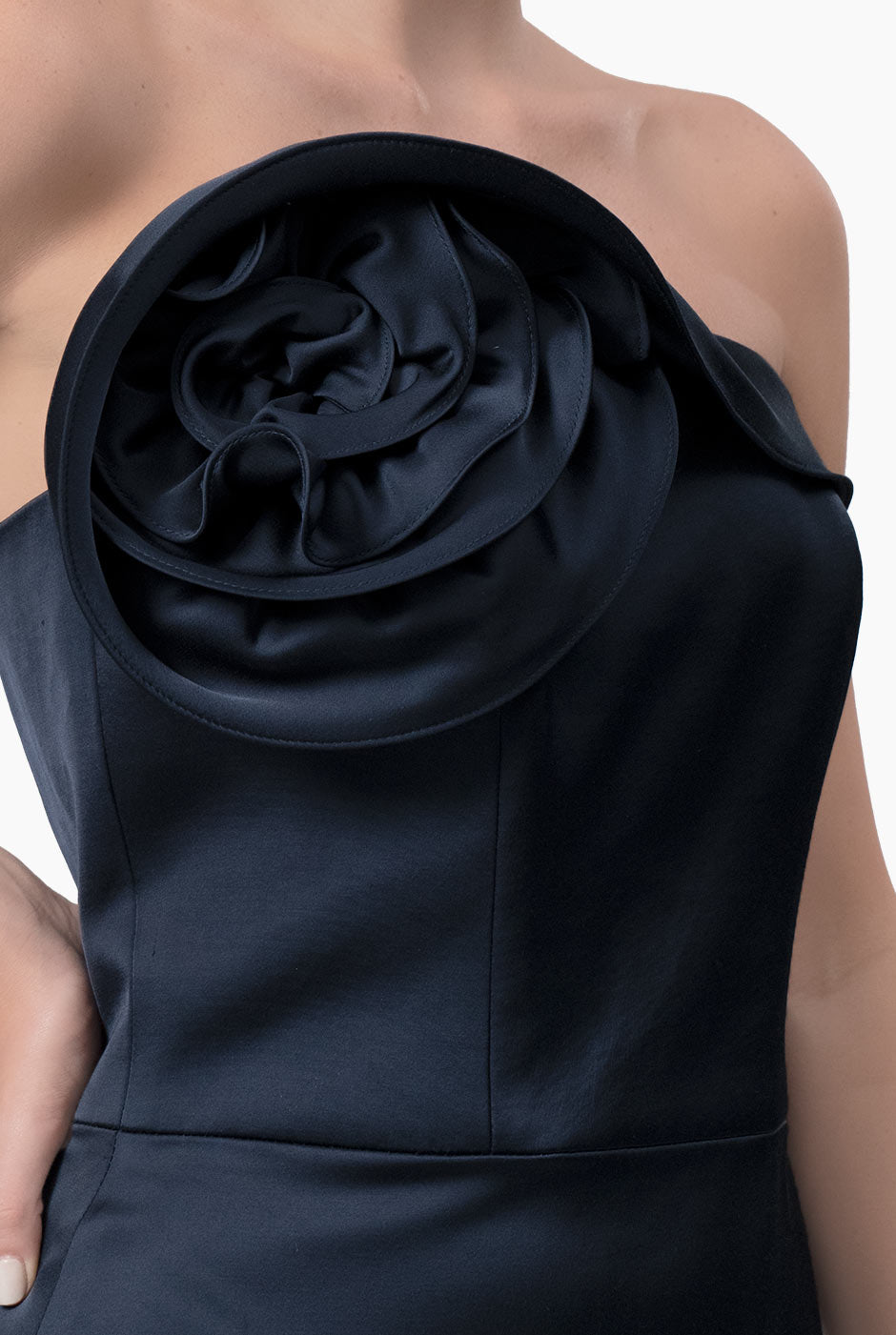 Vestido strapless con abertura