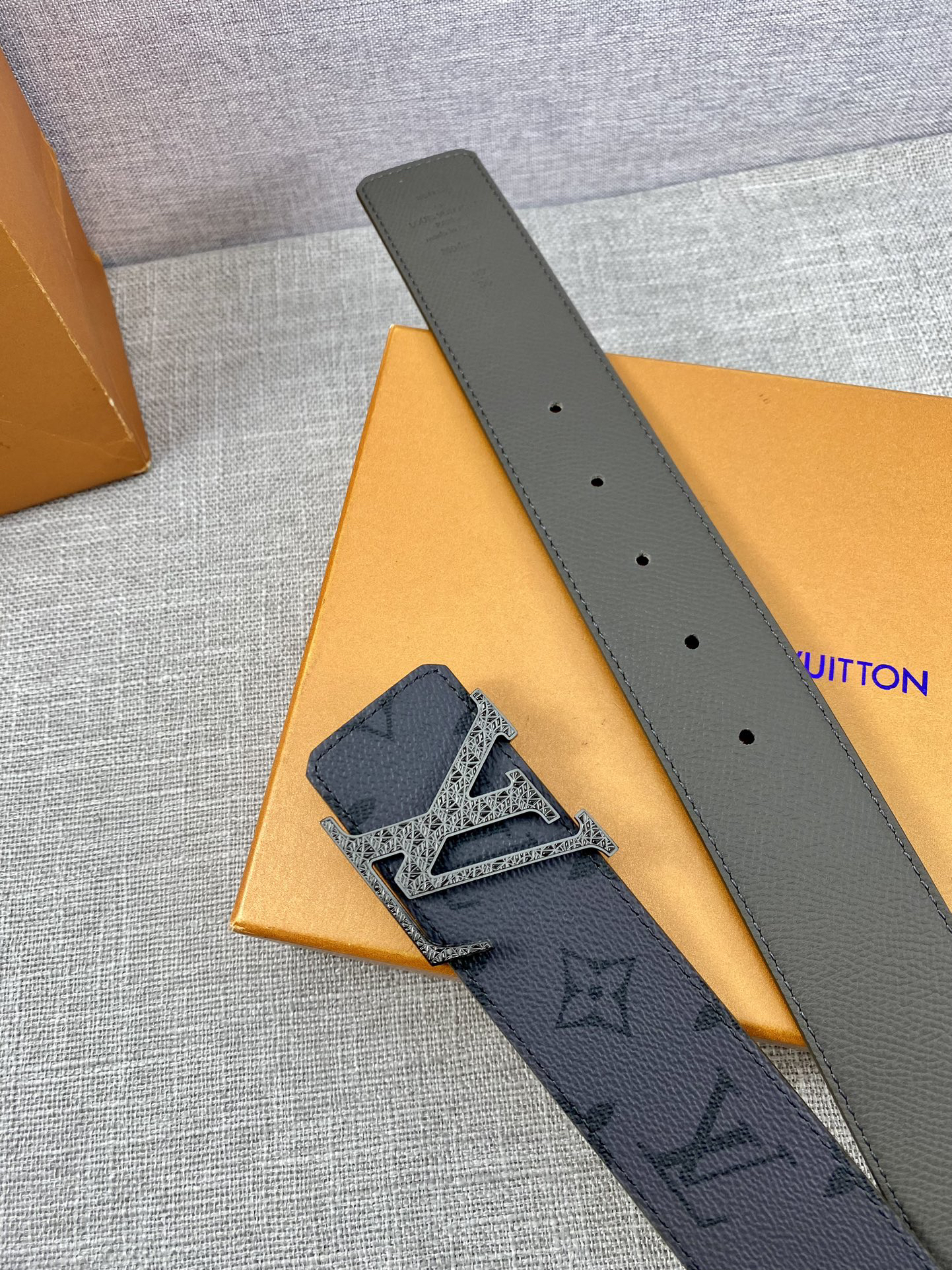 Louis Vuitton hollow buckle cowhide men's belt, 3.8cm wide