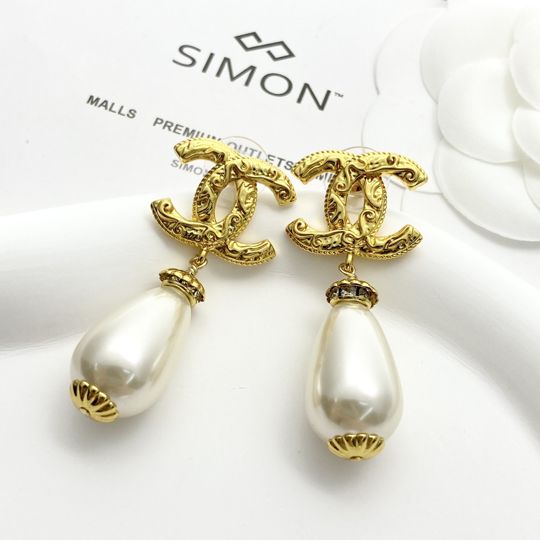 CHAN 24 gold totem double c pearl earrings