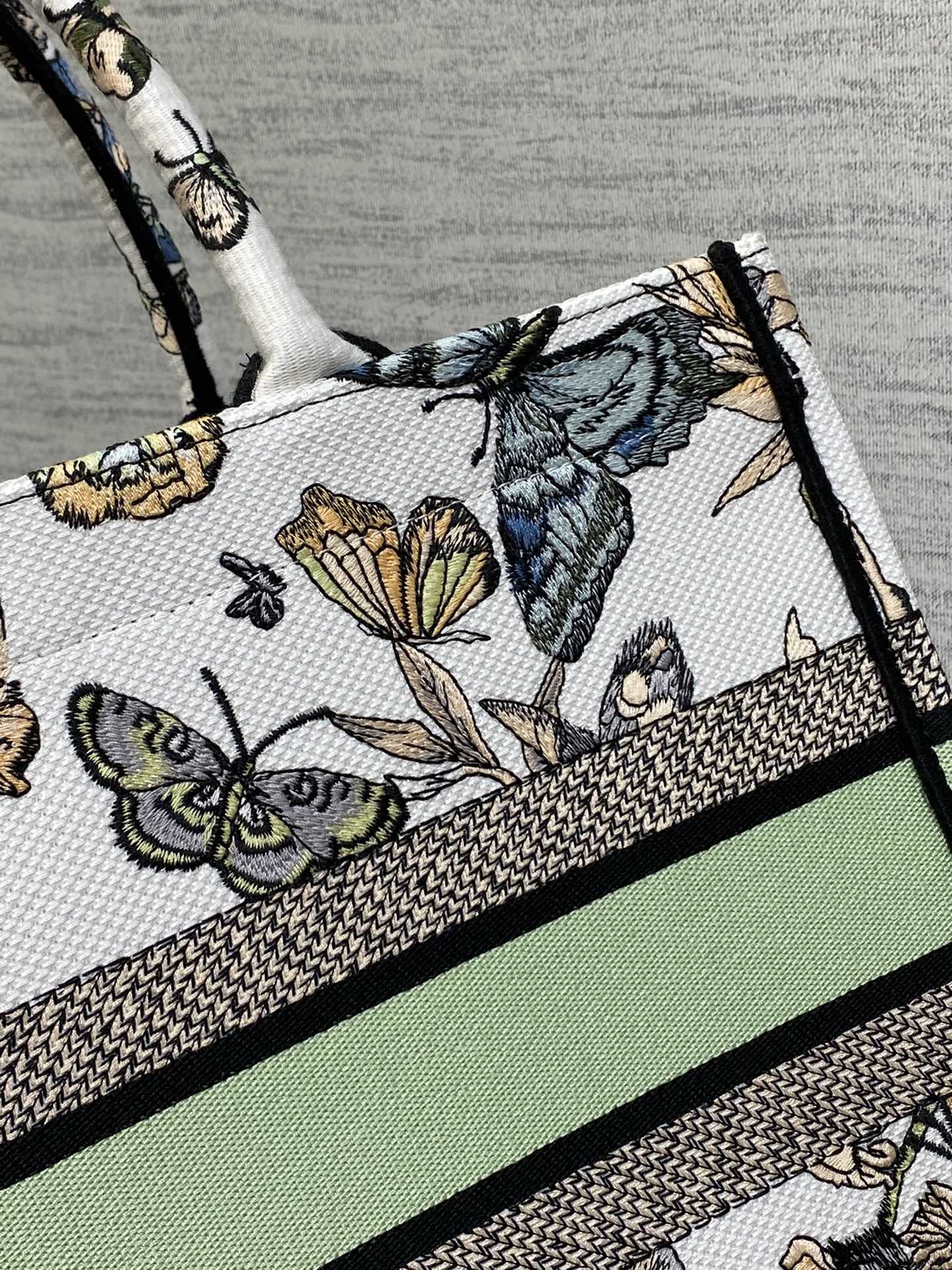Dior embroidered tote bag medium