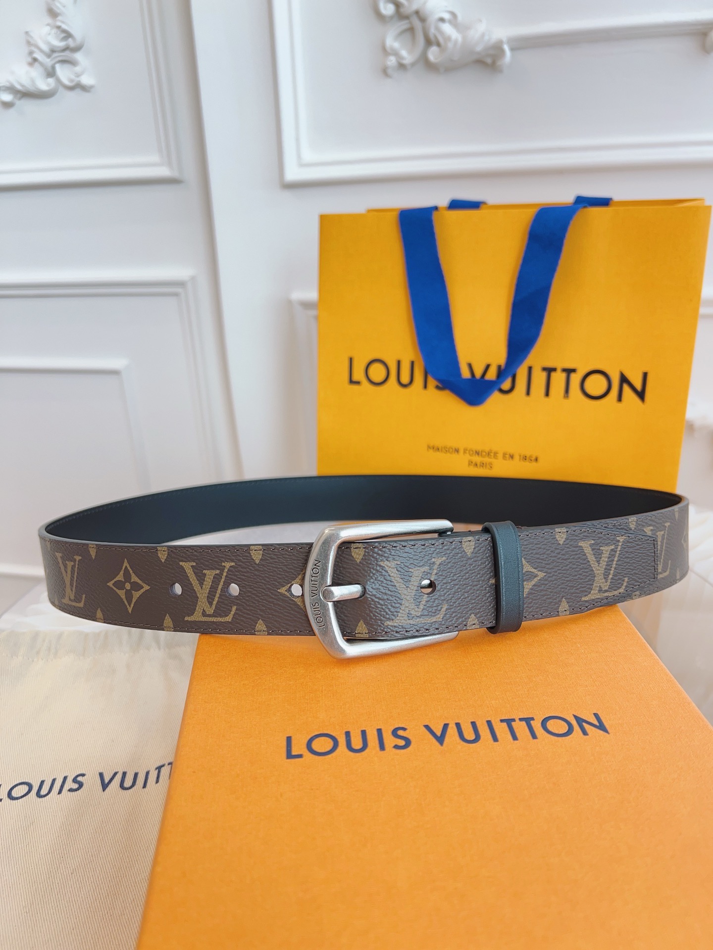 Louis Vuitton double-sided leather buckle belt with monogram pattern, 3.5cm wide
