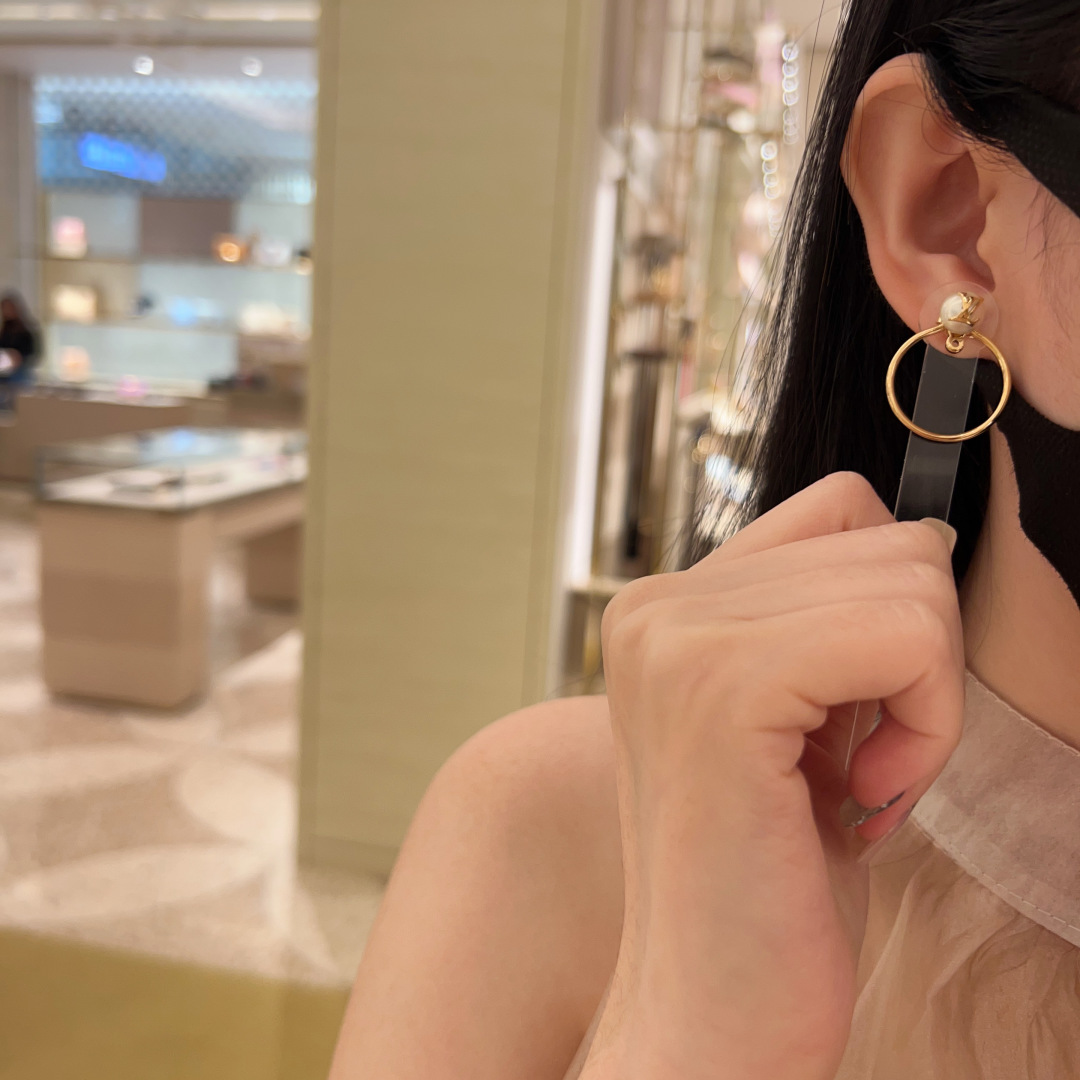 Louis Vuitton Hoop Pearl Earrings