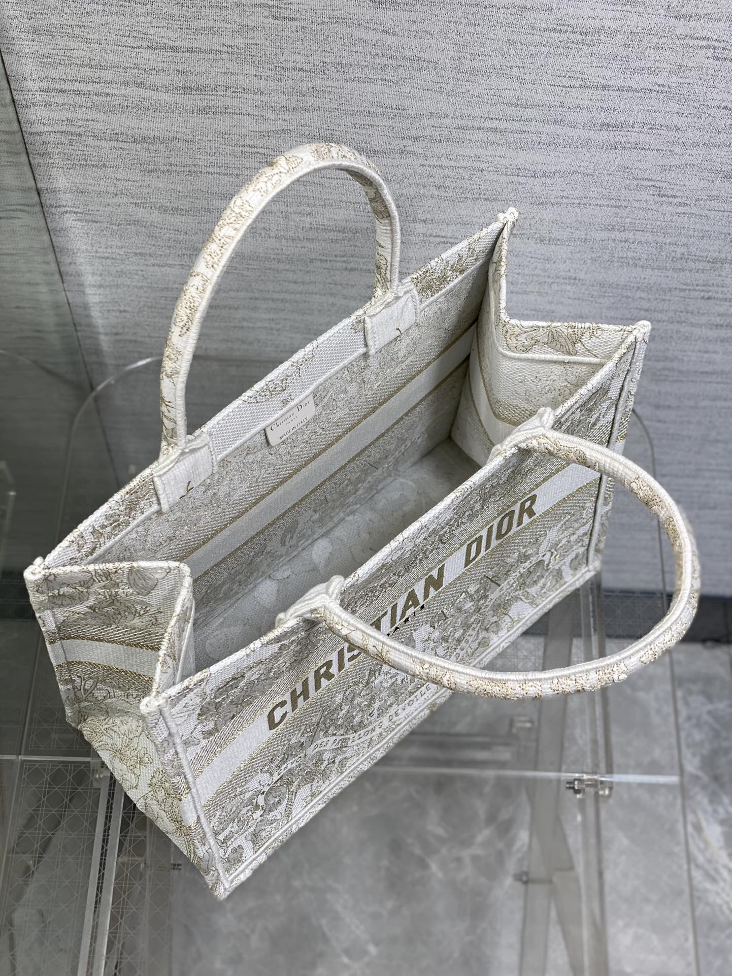 Dior embroidered tote bag medium