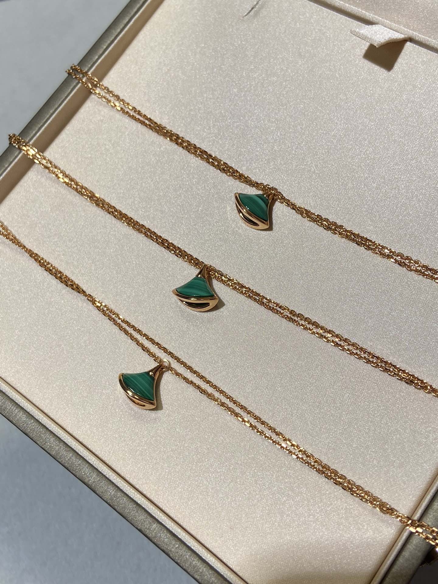 Bulgari natural stone fan-shaped necklace
