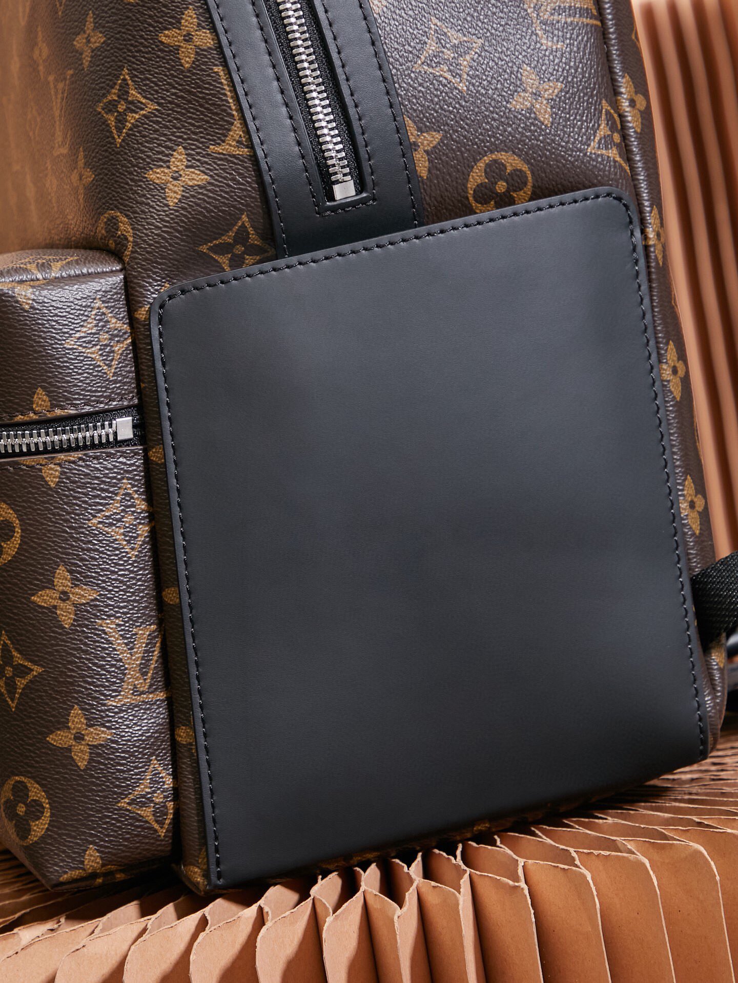 Louis Vuitton Discovery Backpack M46684