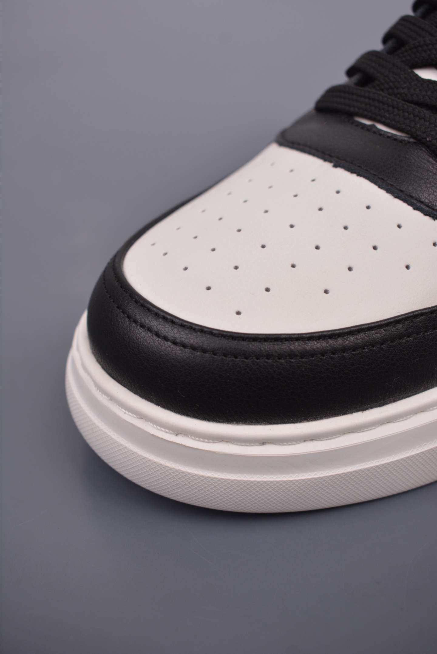 Louis Vuitton sneakers black and white 51BCOLORE