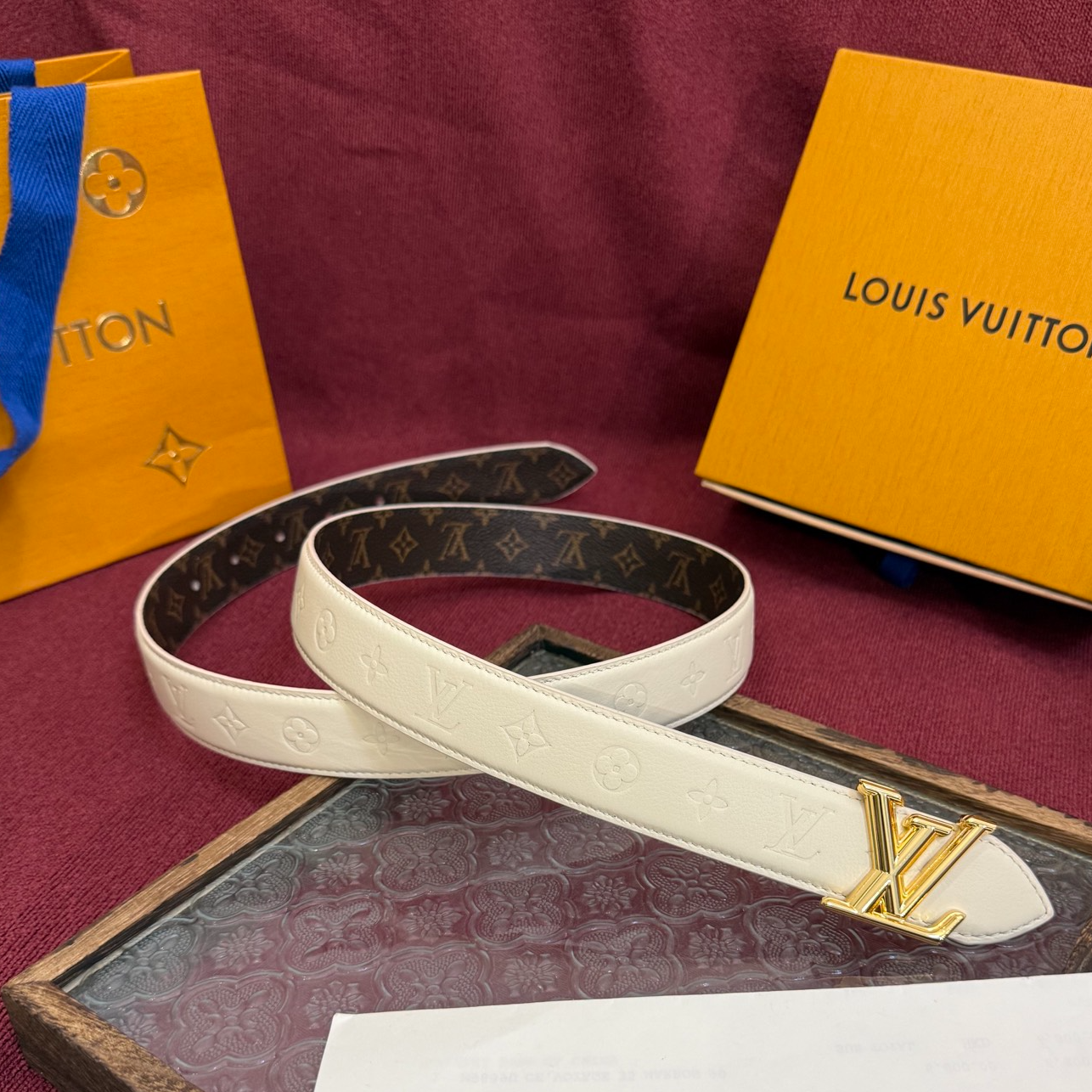 Louis Vuitton embossed double-faced cowhide belt, 3cm wide