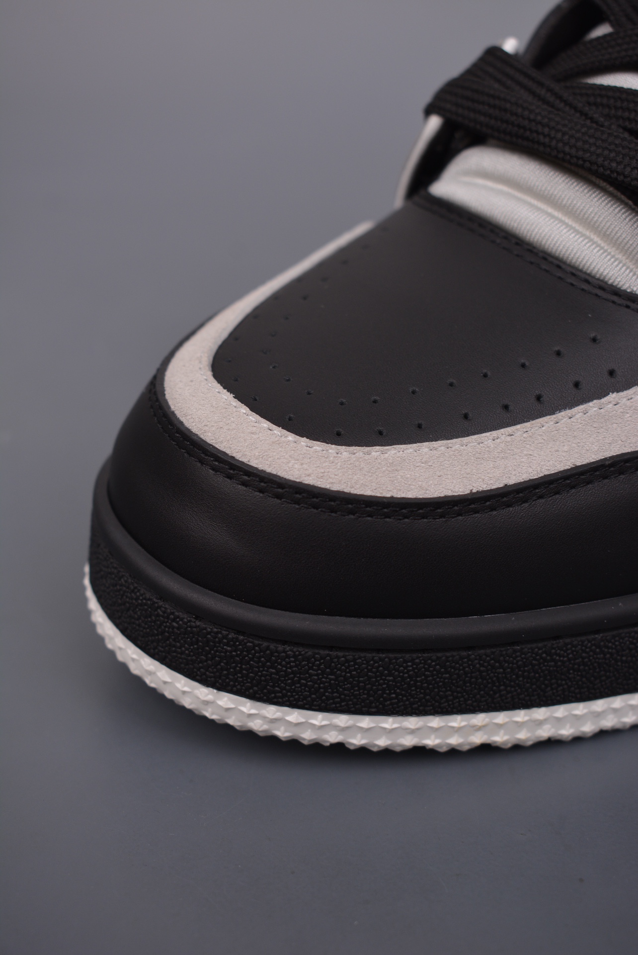 Louis Vuitton Trainer Sneaker Low Black, Grey and White 1AA6WA