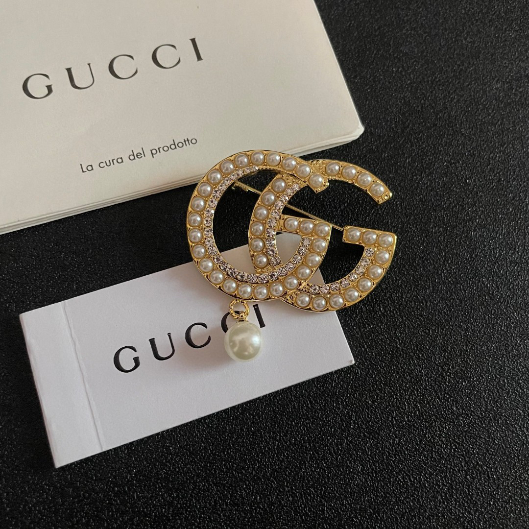 GUCCi GG Pearl Brooch