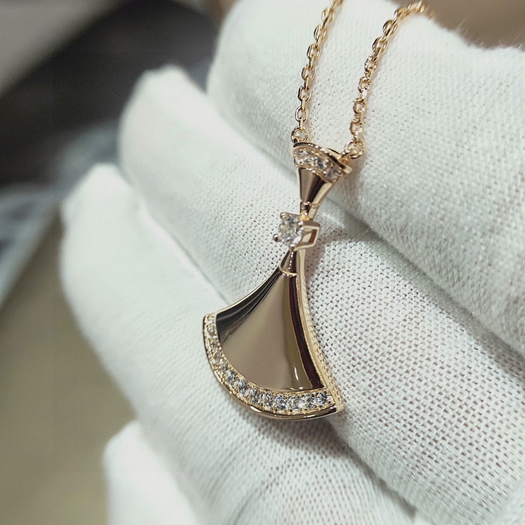 Bulgari glossy fan necklace