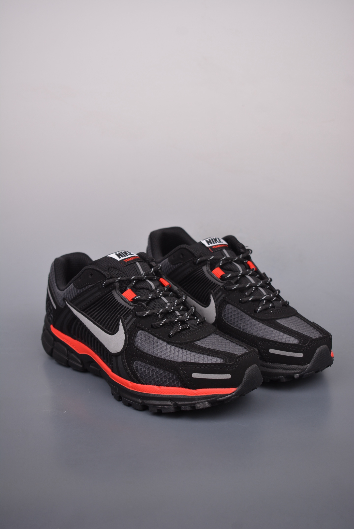 NIKE ZOOM Vomero 5 SP Retro Style Black White Red