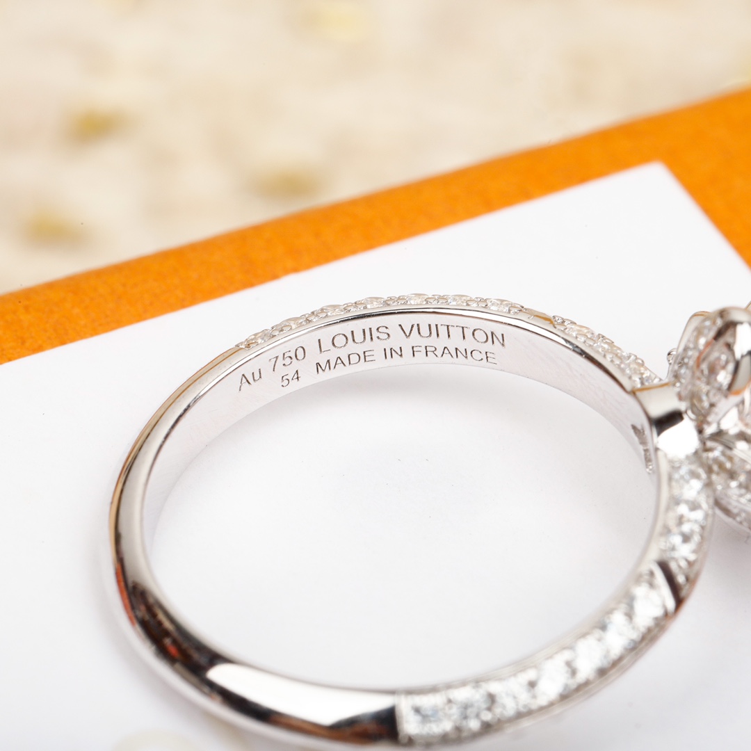 Louis Vuitton cut star full diamond ring