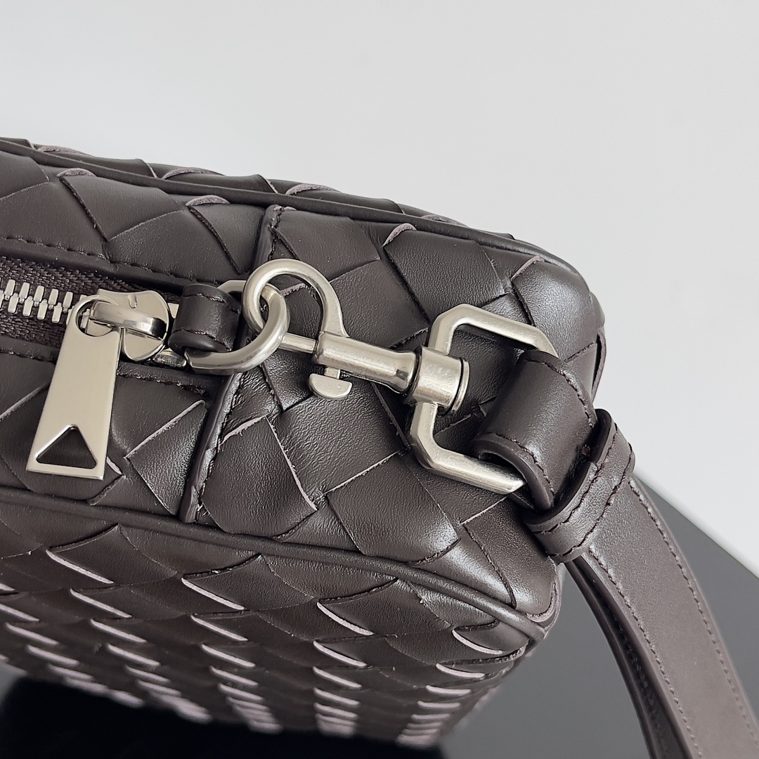 Bottega Veneta INTRECCIATO woven wristlet clutch 777390