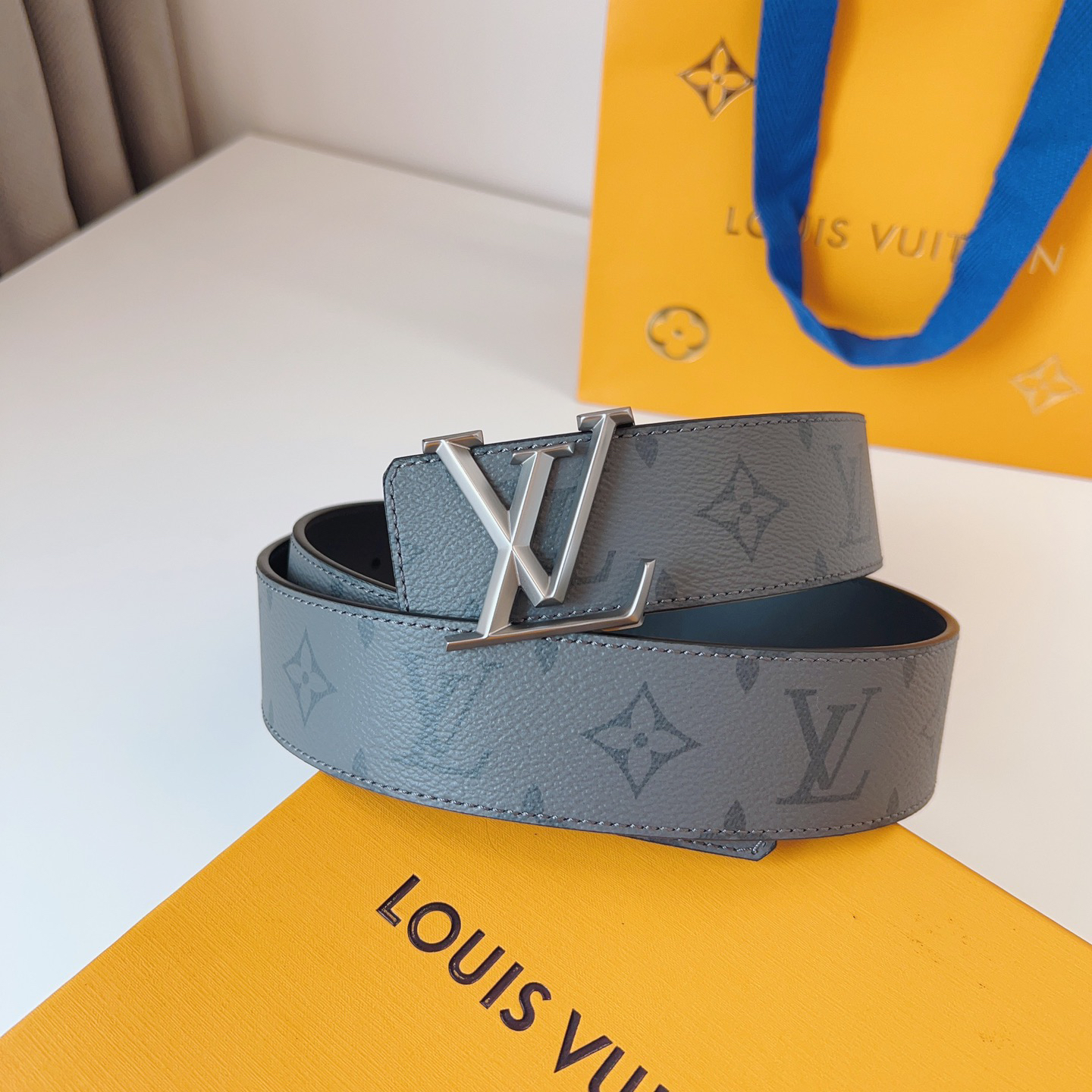 Louis Vuitton double-sided men's belt with monogram, 4cm width