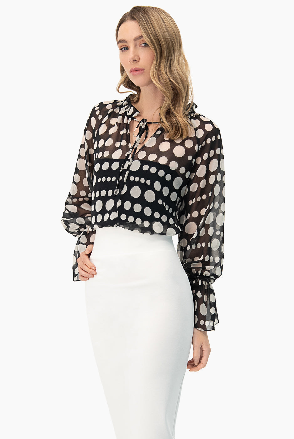 Blusa con lunares y manga larga
