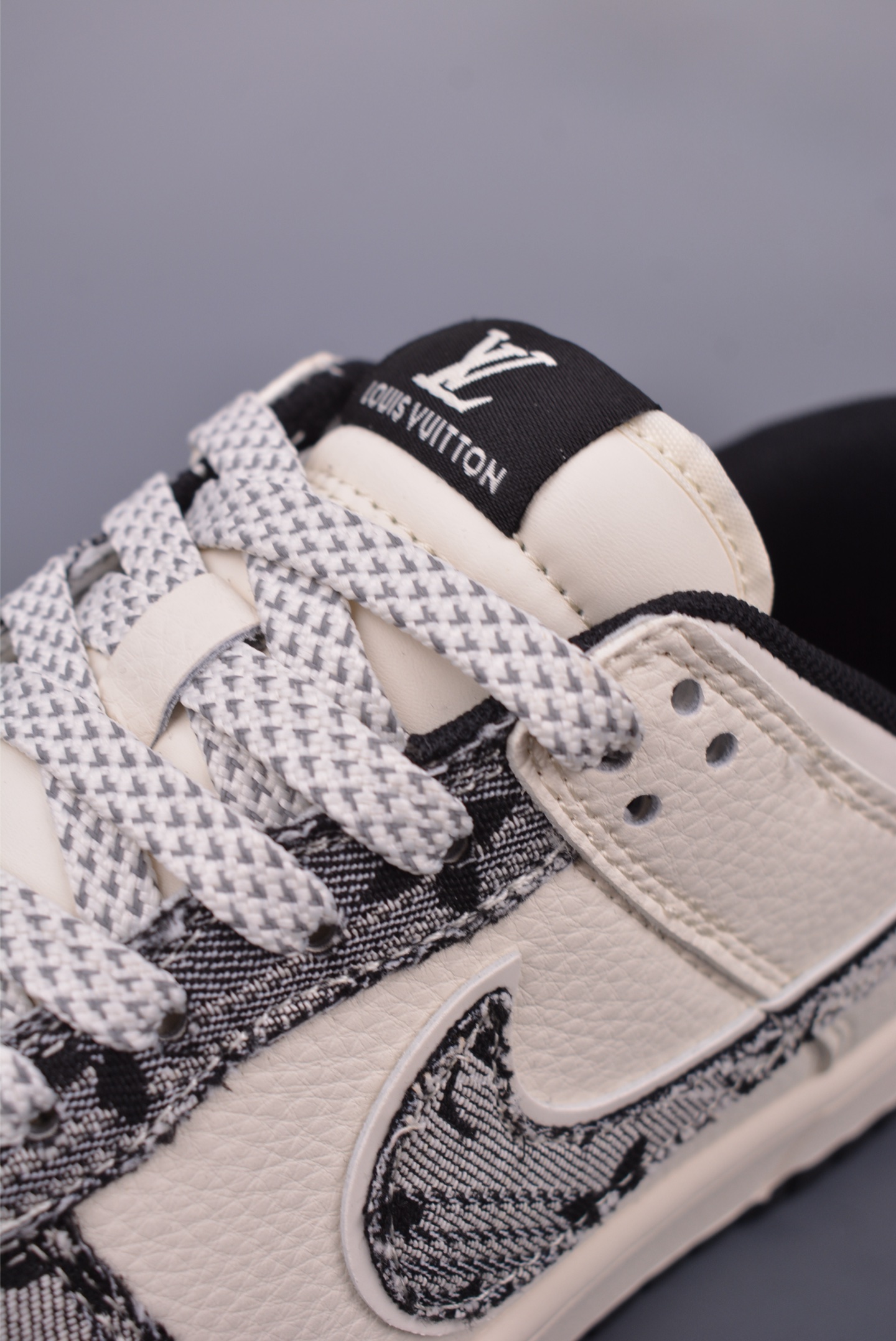 LV x Nike SB Dunk Low low-top sneakers Denim Gray and White Gradient JY6988-110