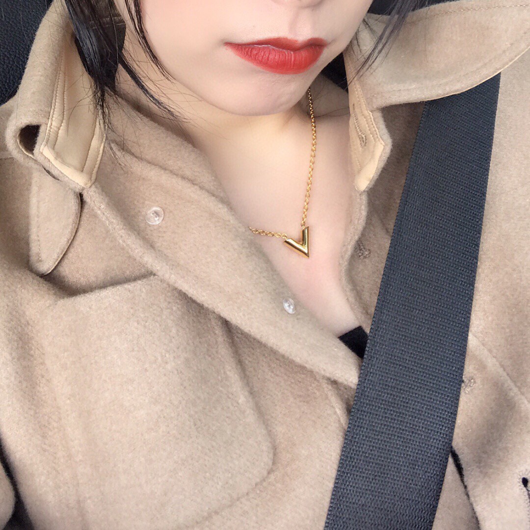 Louis Vuitton V necklace