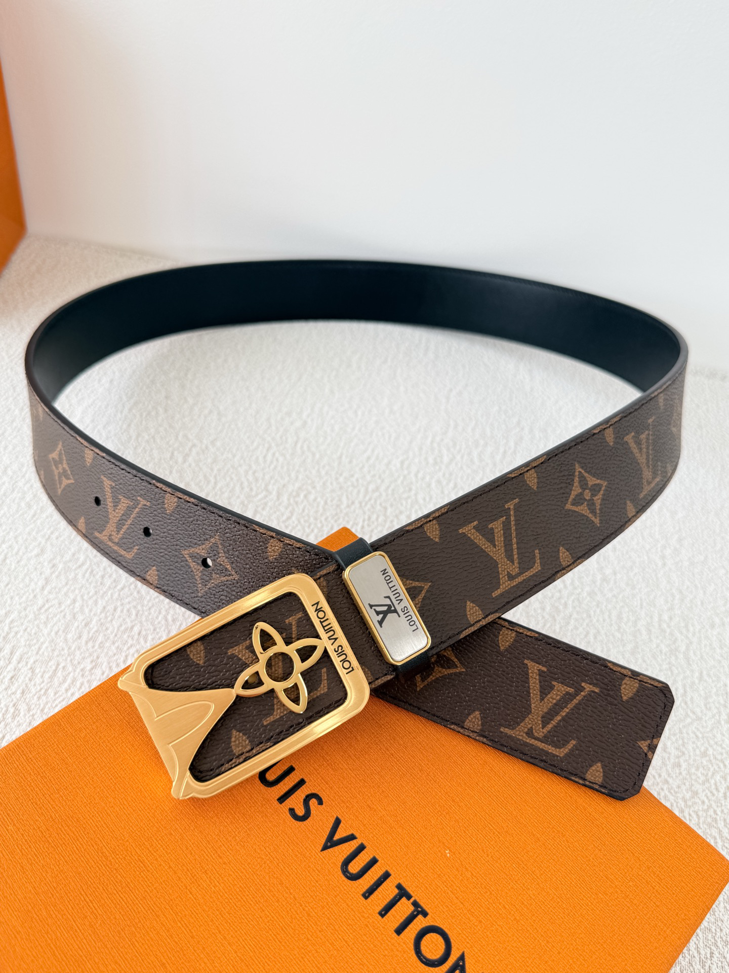 Louis Vuitton Presbyopic Calfskin Men's Belt 3.8CM Width