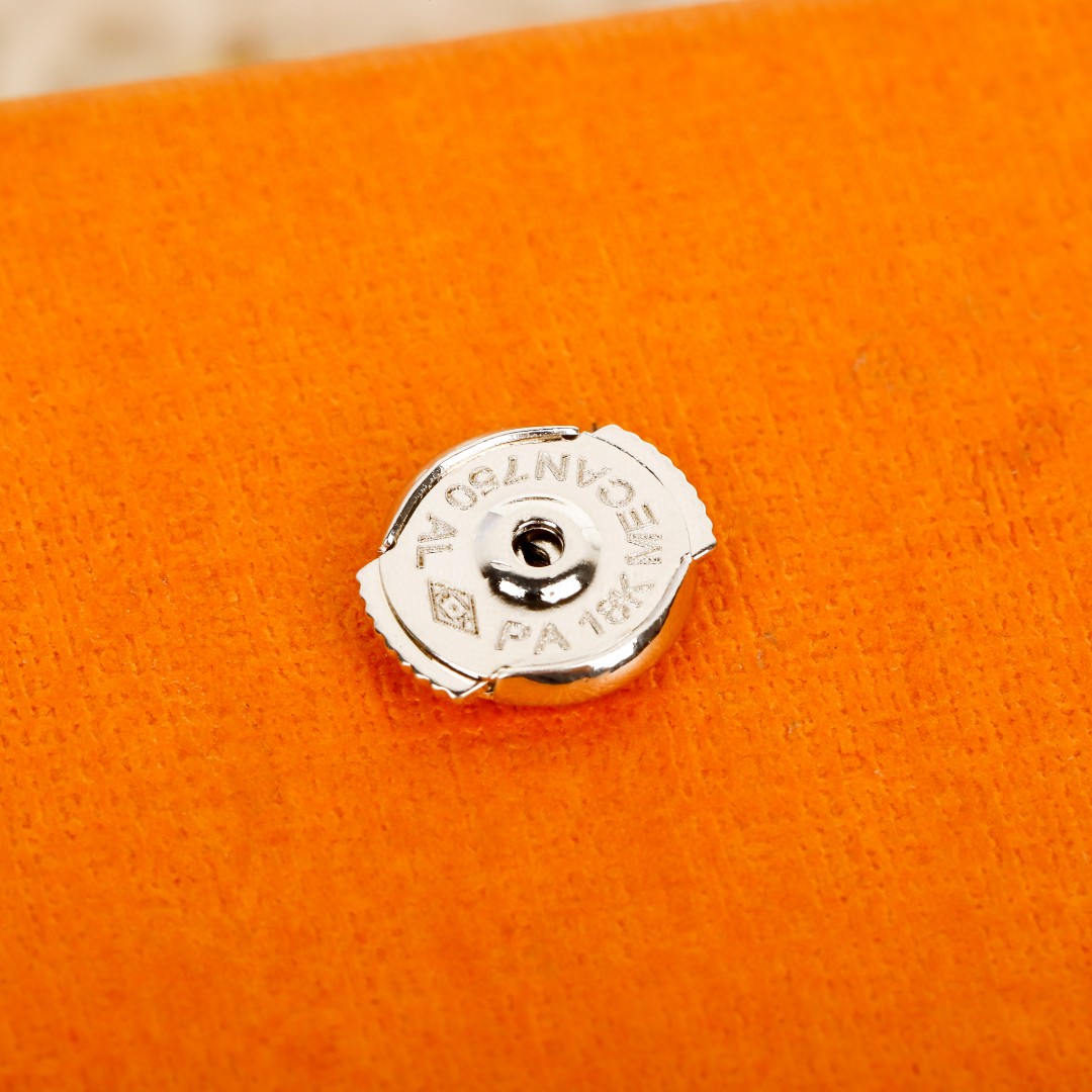 LE DER DE LOUIS VUITTON Diamond earrings