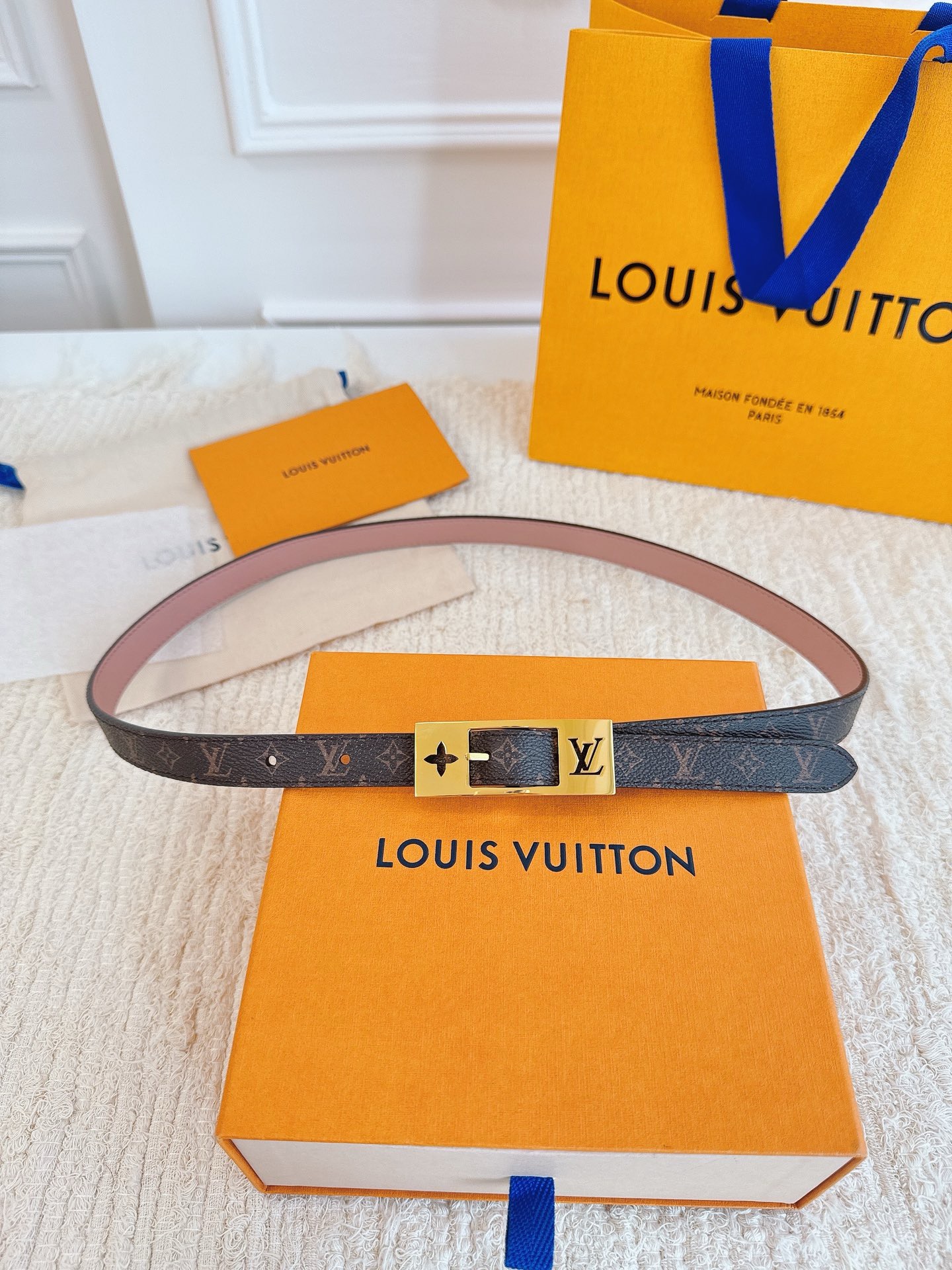 Louis Vuitton double-faced leather women's belt with monogram pattern, 1.8cm wide