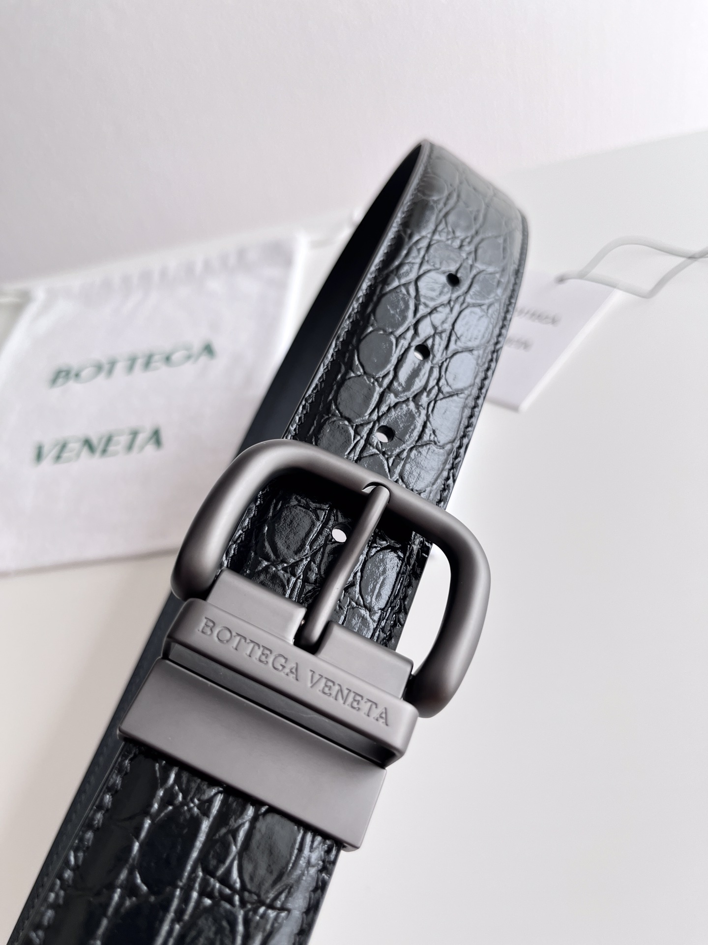 Bottega Veneta frosted pin buckle crocodile pattern leather double-sided belt, 4.0cm wide