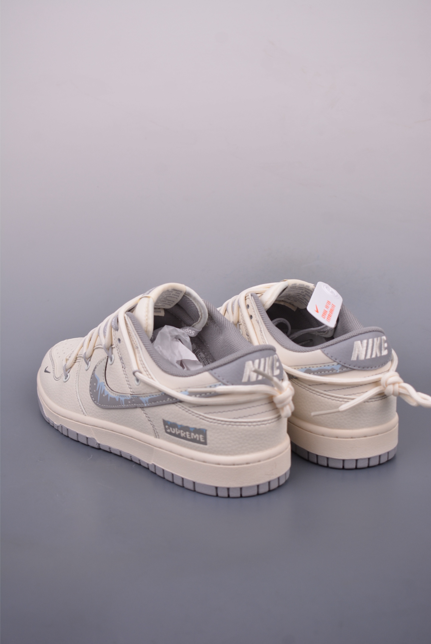 SUPREME x Nike SB Dunk Low sneakers Off-white and gray DM6868-086