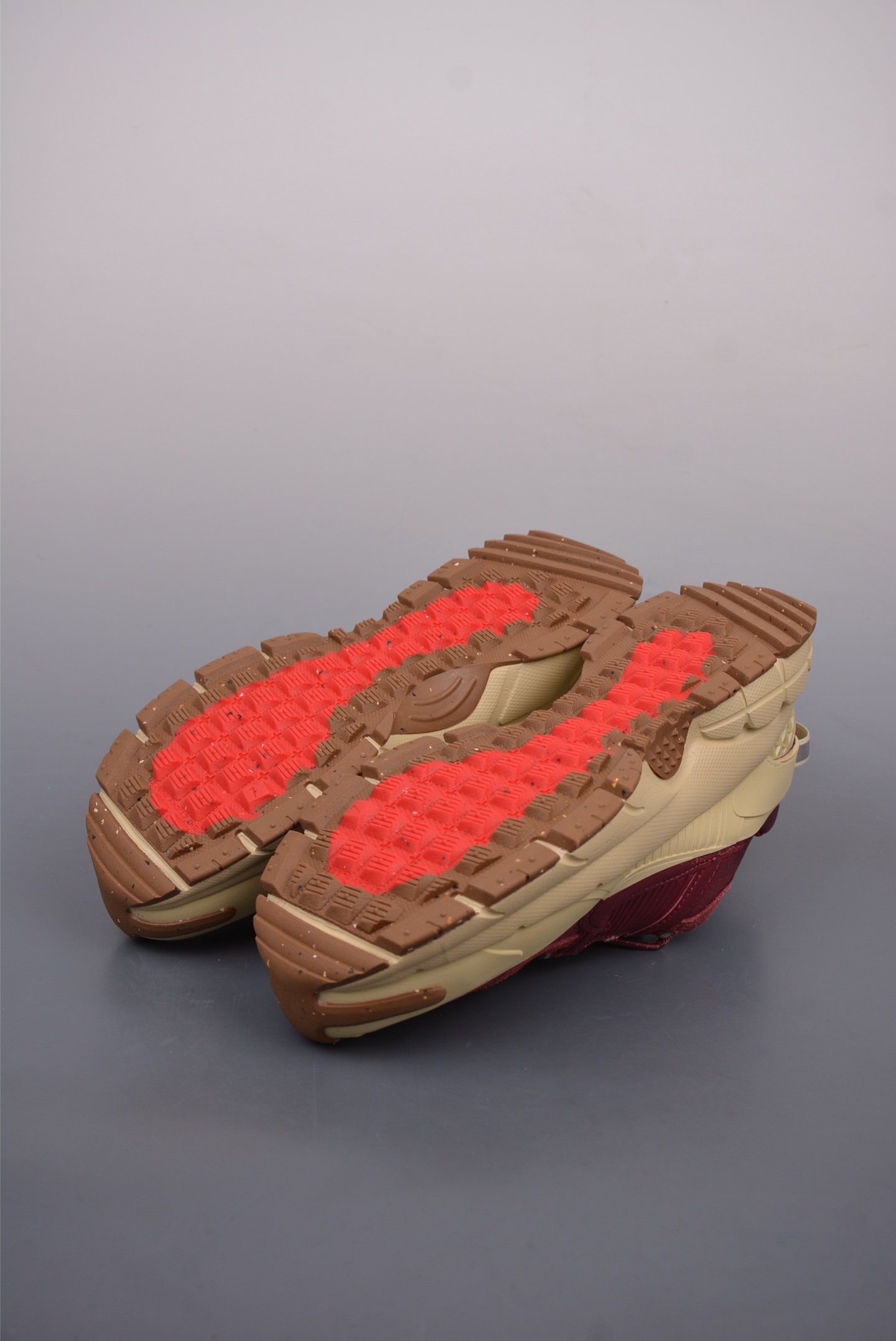 Nike Zoom Vomero 5 RoamTeam Red Gold HQ2181-700