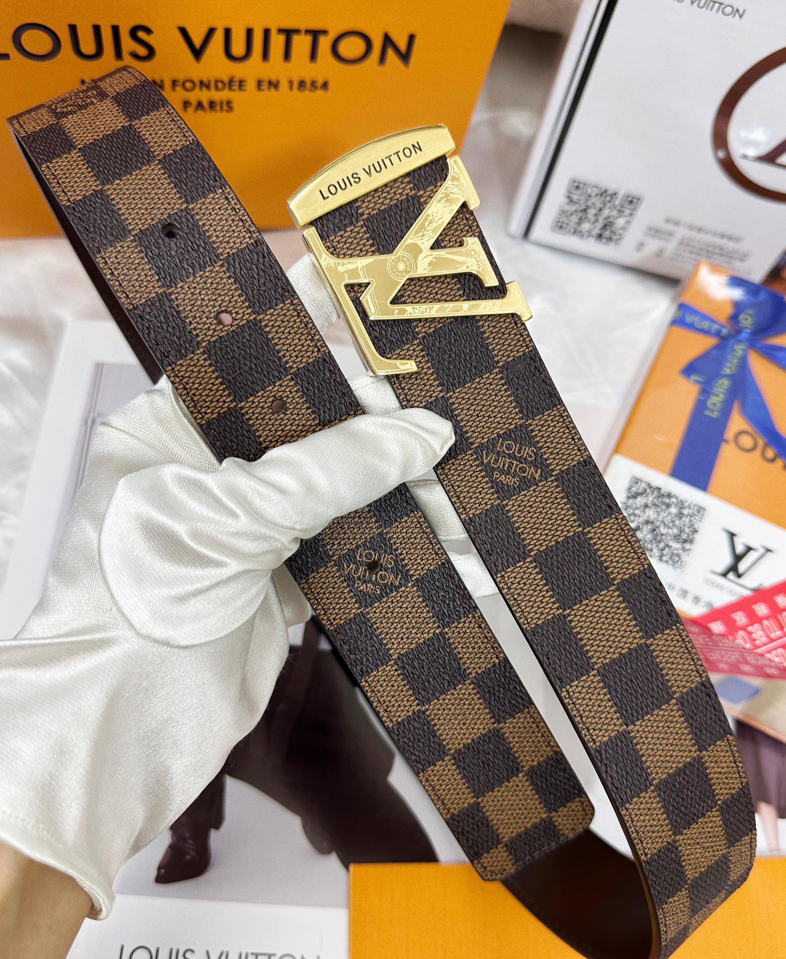 Louis Vuitton Carved Steel Buckle Cowhide Men's Belt 4CM Width