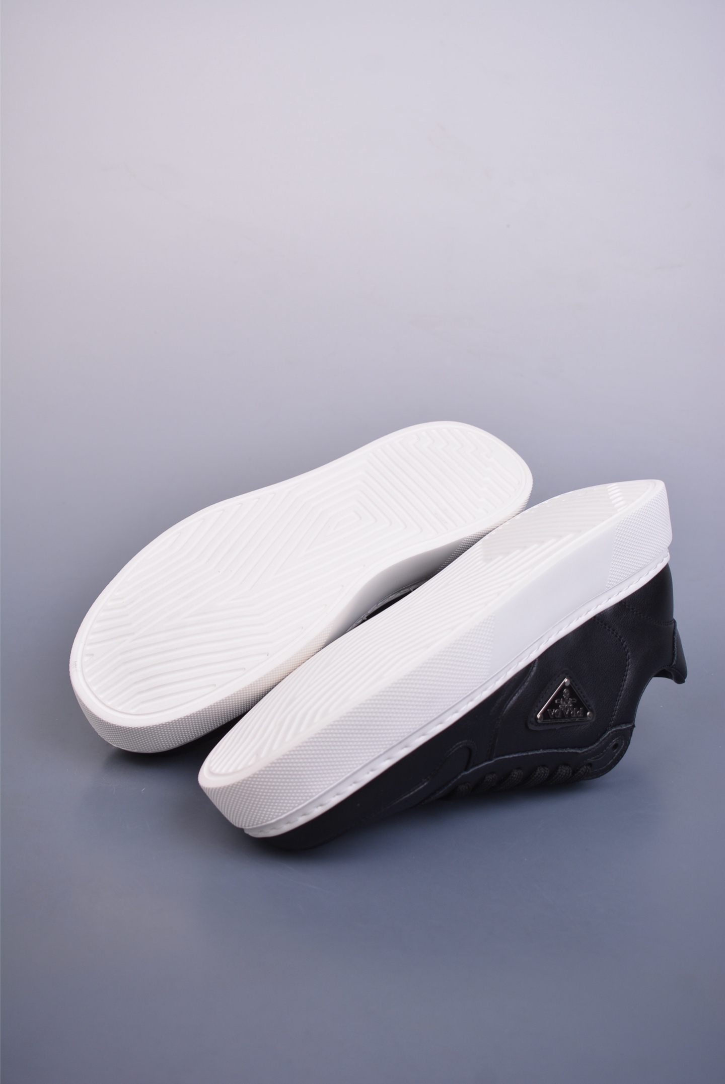 Prada PRAX 01 Triangle Logo Leather Sneakers Triangle Series Sports Shoes Black and White 3D968M