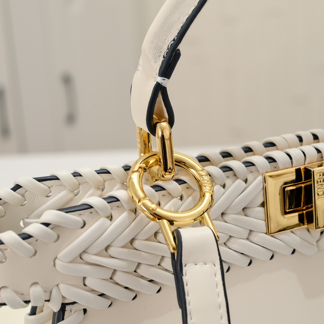FENDI BAGUETTE Medium Handbag 3318