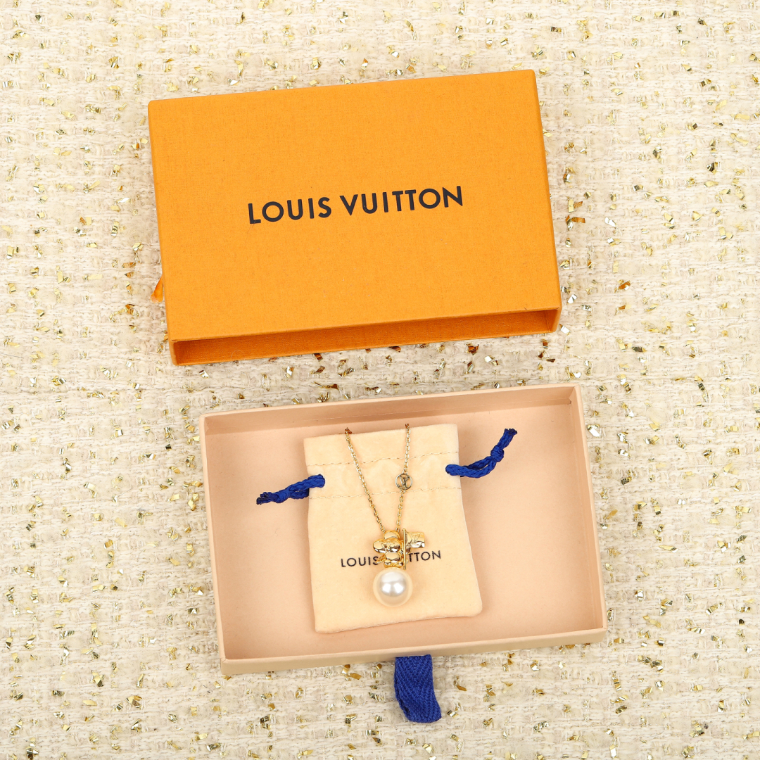 Louis Vuitton trendy logo pearl necklace