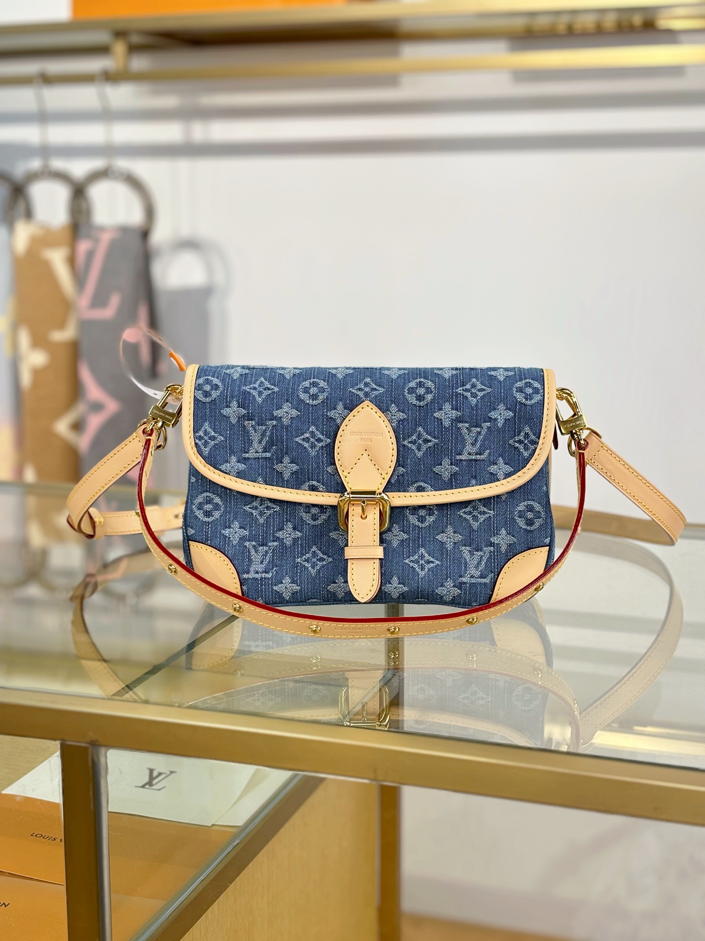 Louis Vuitton DIANE Handbag M13070