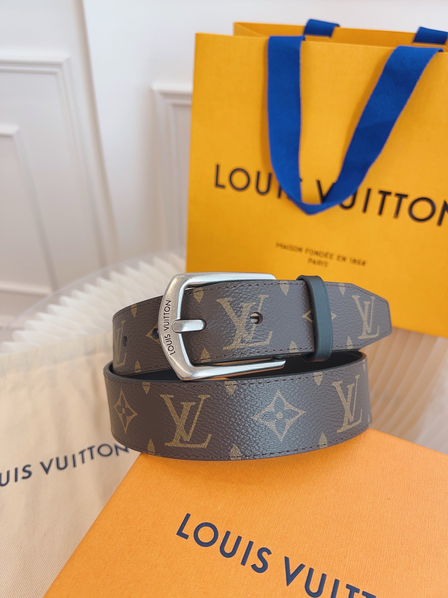 Louis Vuitton double-sided leather buckle belt with monogram pattern, 3.5cm wide