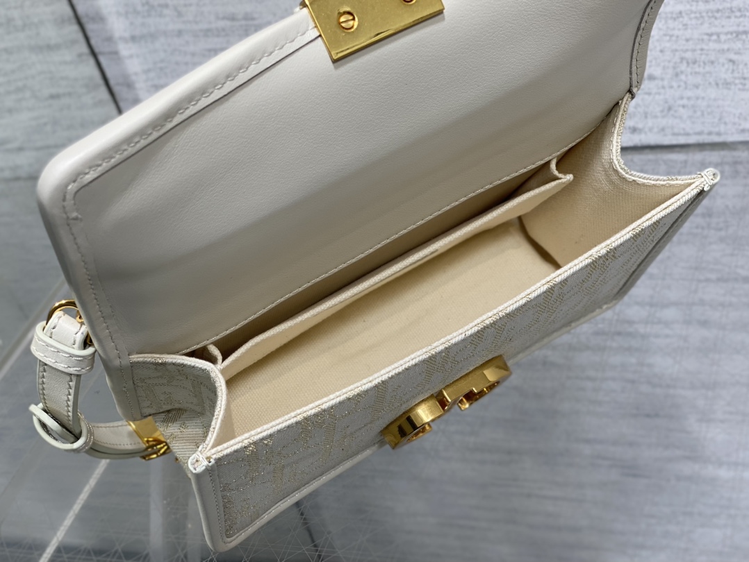 Dior Montaigne 30 chain bag