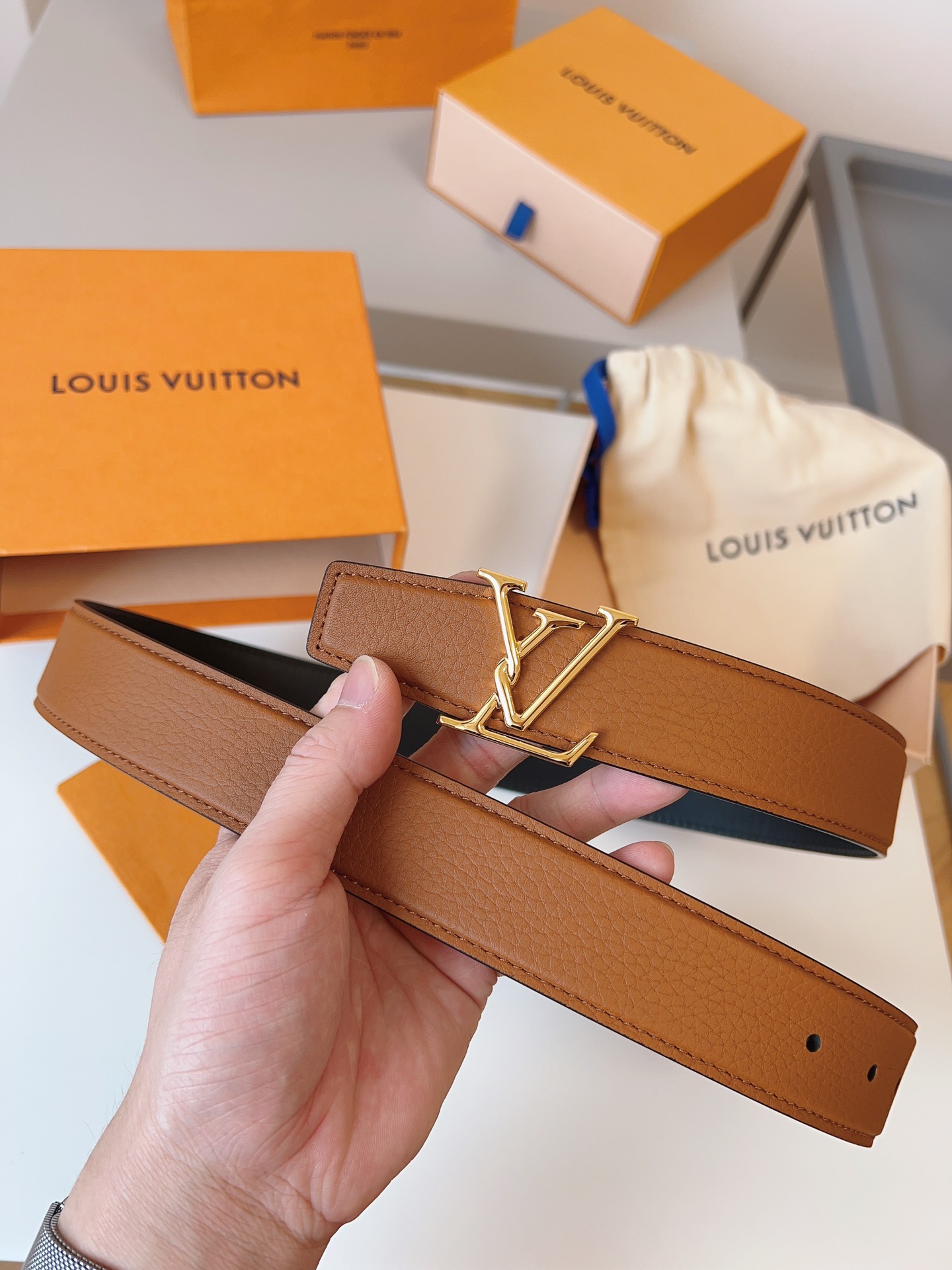 Louis Vuitton lychee grain double-faced cowhide belt, 3.5cm wide