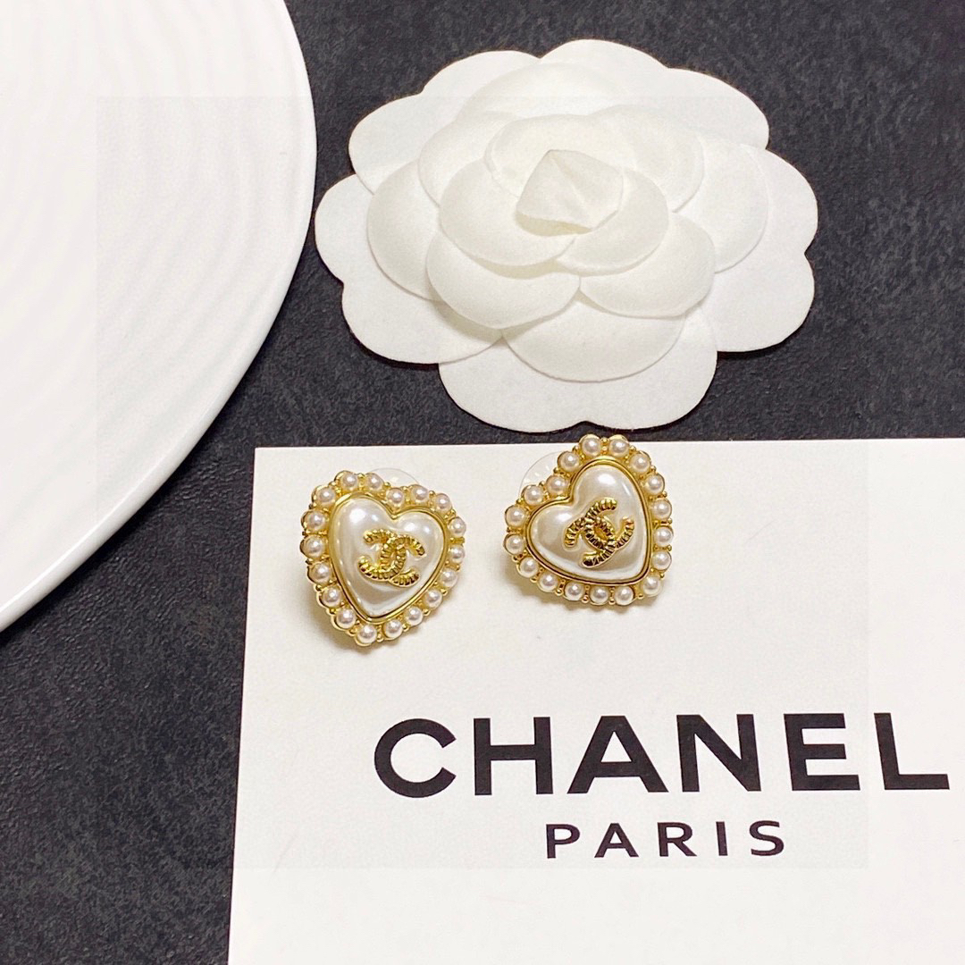 Chanel pearl inlaid heart earrings