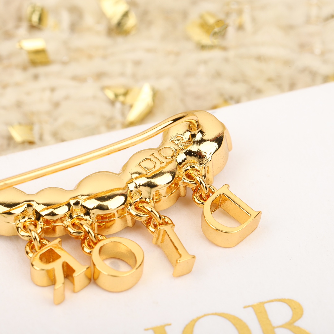 Dior Alphabet Diamond Earrings1